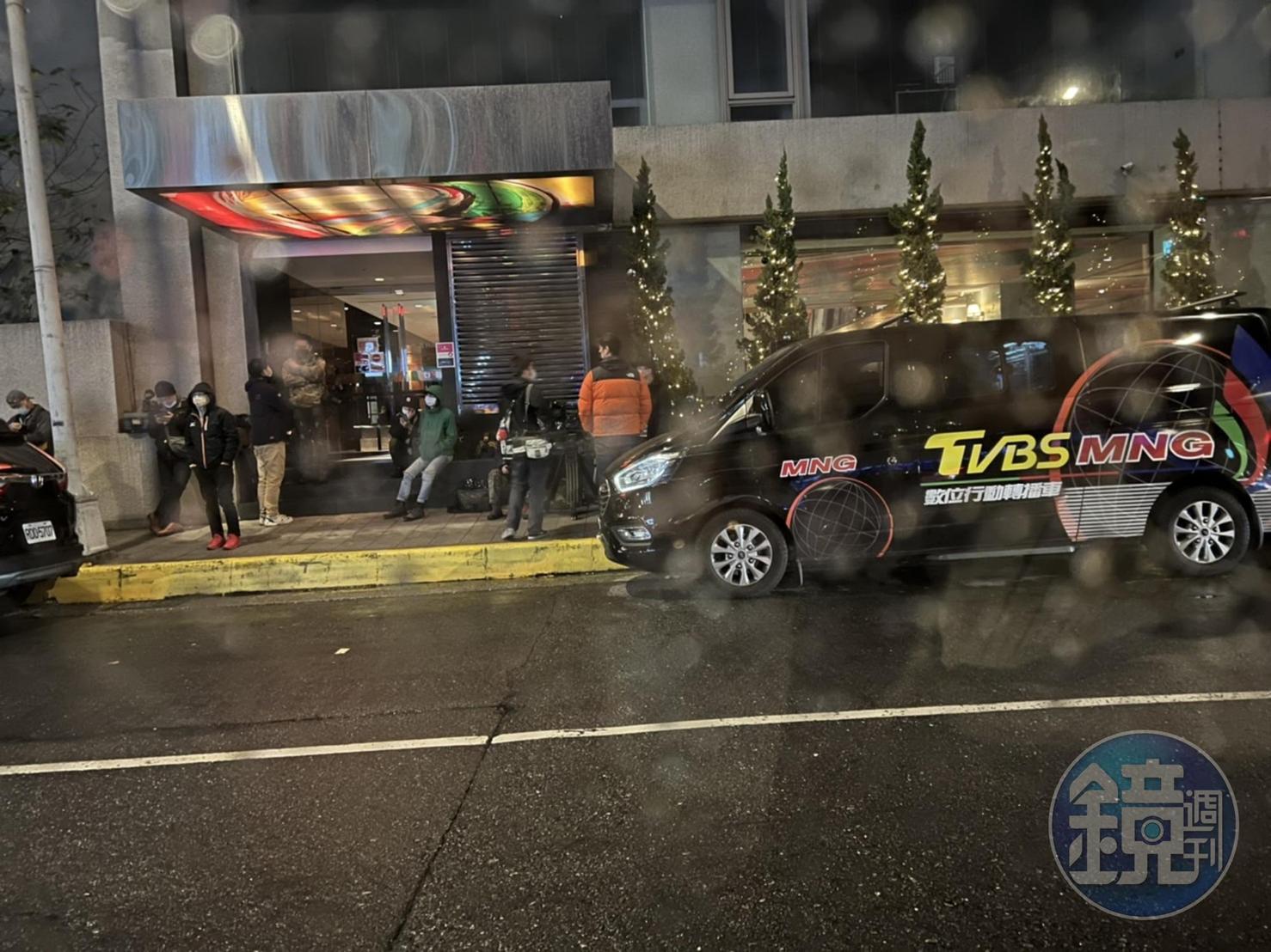王力宏返台住進防疫飯店,引來大批新聞媒體留守飯店門口。(資料照)