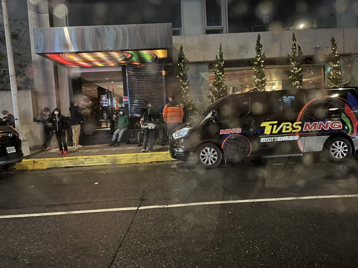 王力宏返台住進防疫飯店，引來大批新聞媒體留守飯店門口。（資料照）