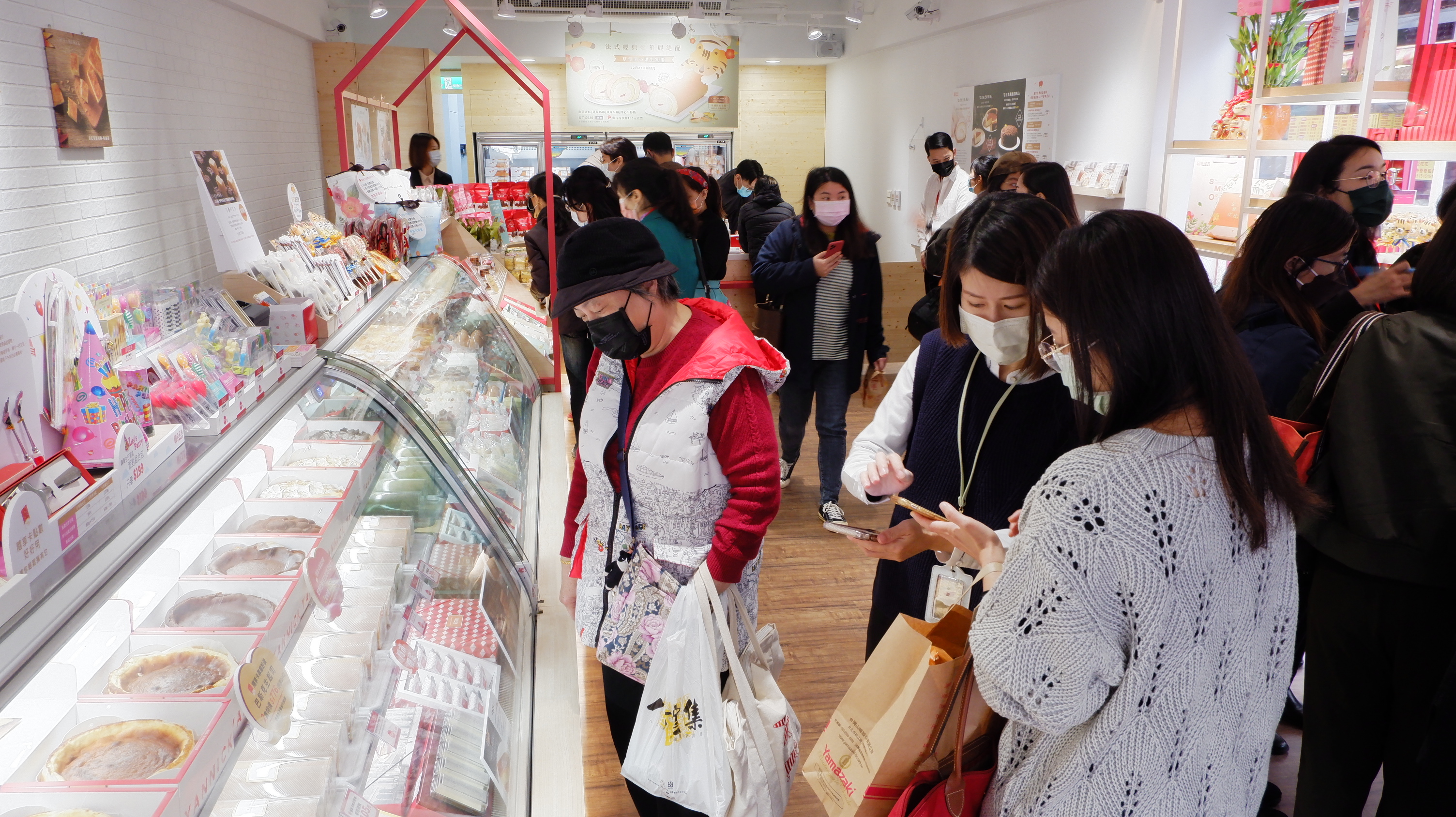 歡慶新店開幕，首月有4重優惠活動。（亞尼克提供）
