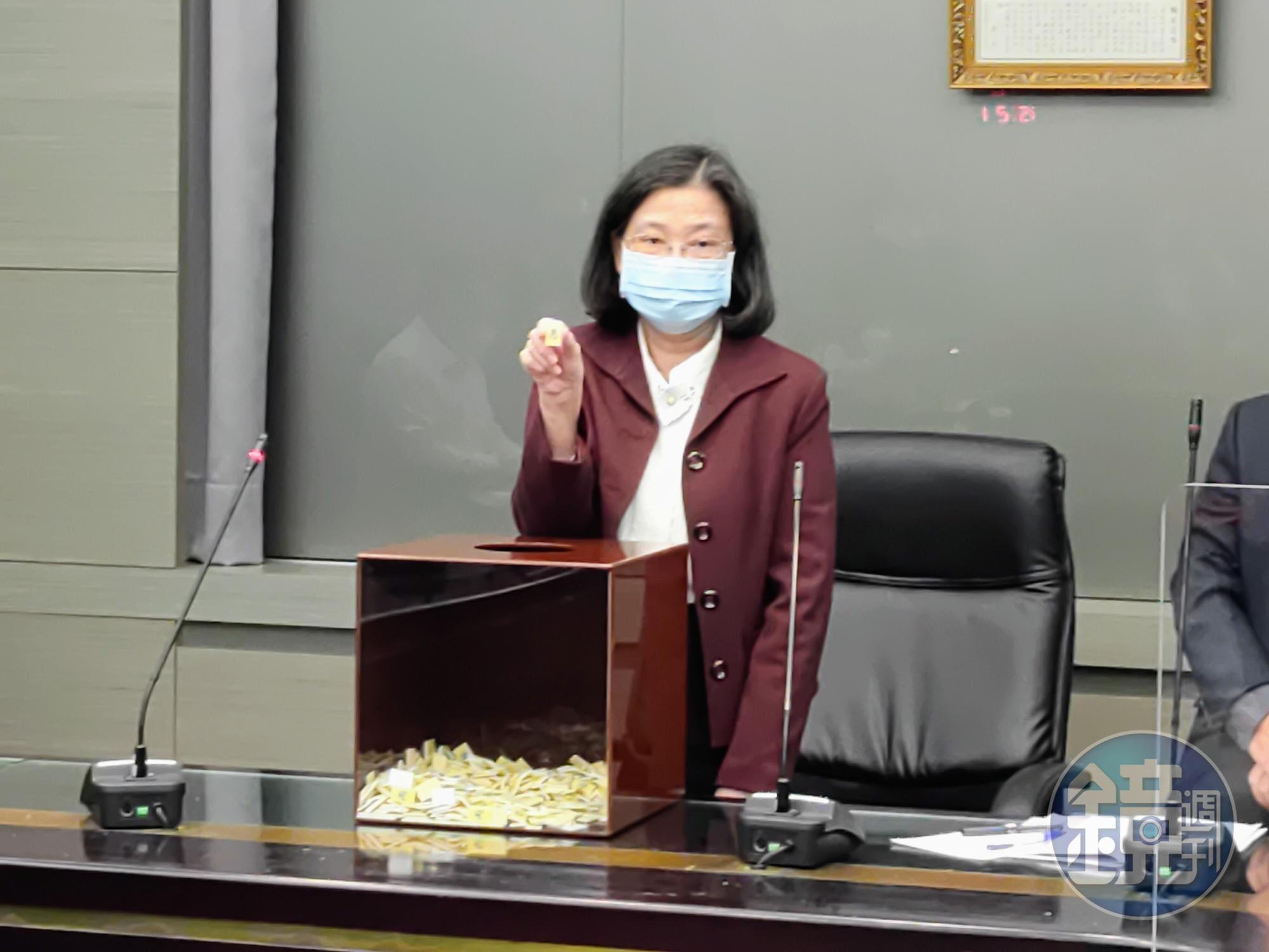 高等法院由林婷立庭長以人工抽籤，抽出三中案承審法官。