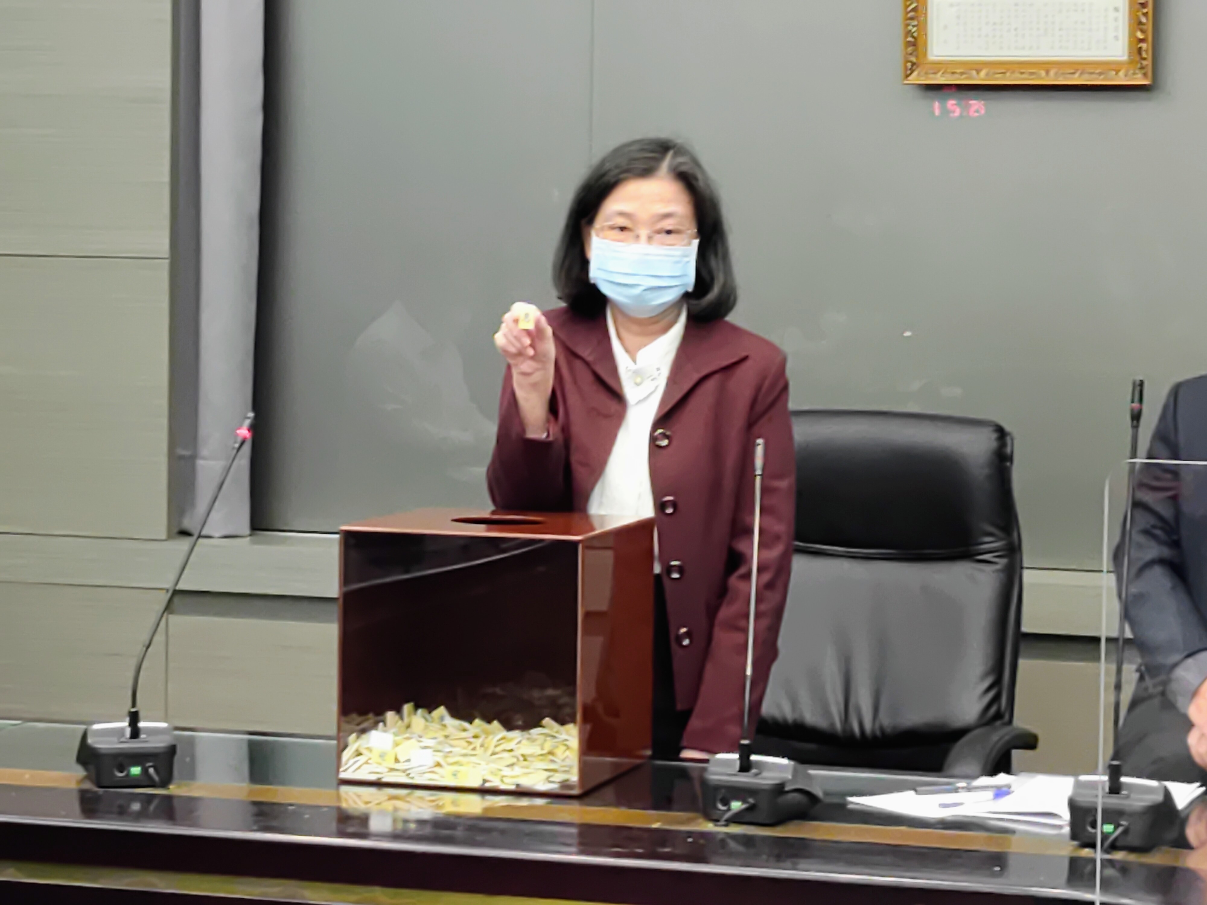 高等法院由林婷立庭長以人工抽籤,抽出三中案承審法官。