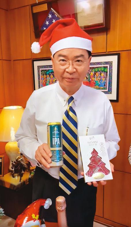 外交部長吳釗燮拍攝影片宣傳立陶宛啤酒與巧克力,展現相挺之意。(翻攝外交部臉書)
