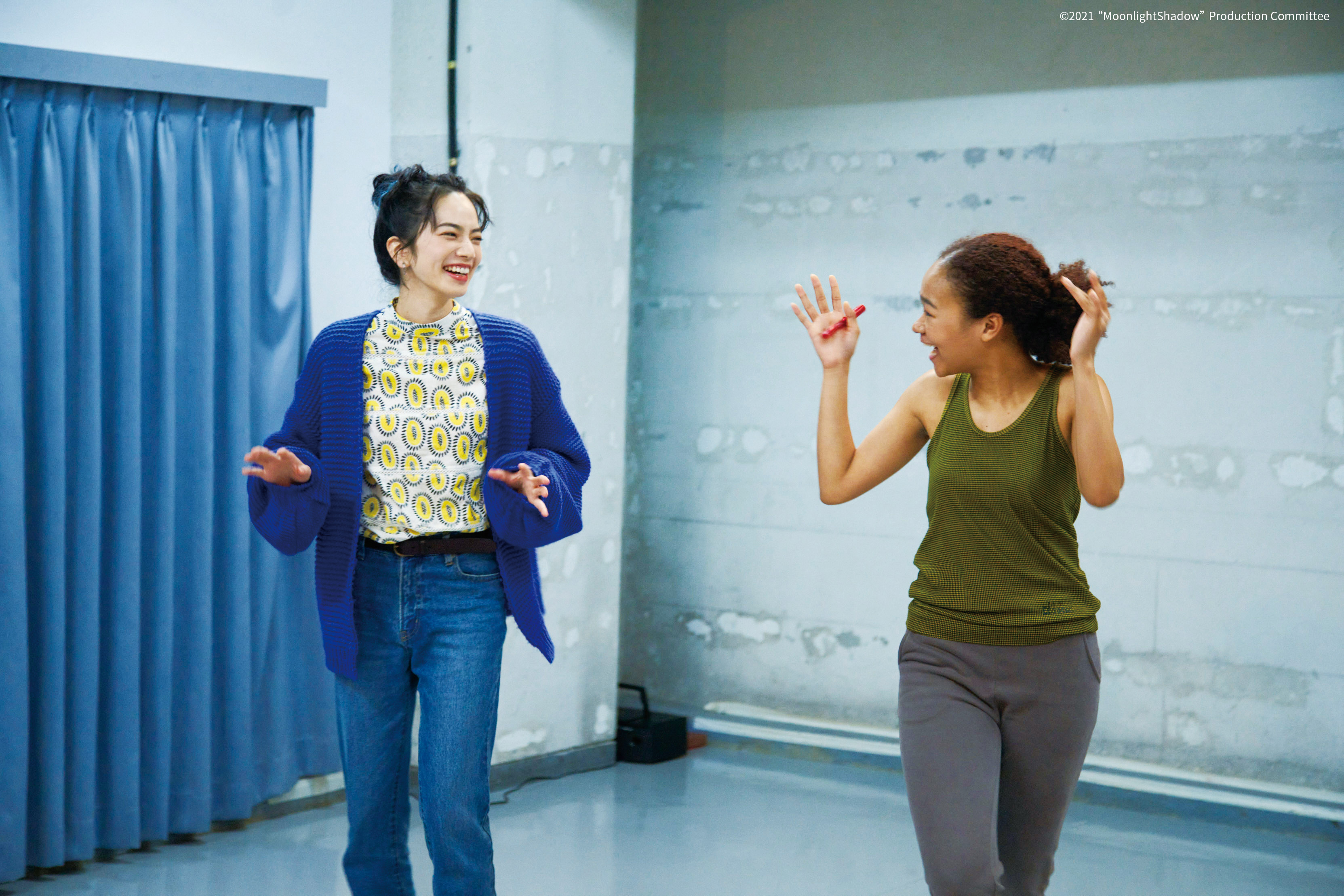 《月影》主要演員都極富個人特色，小松菜奈（左）嘗試較有個性的女孩五月，日本與迦納混血的中原奈奈飾演的弓子則是一名舞者。（可樂電影提供）