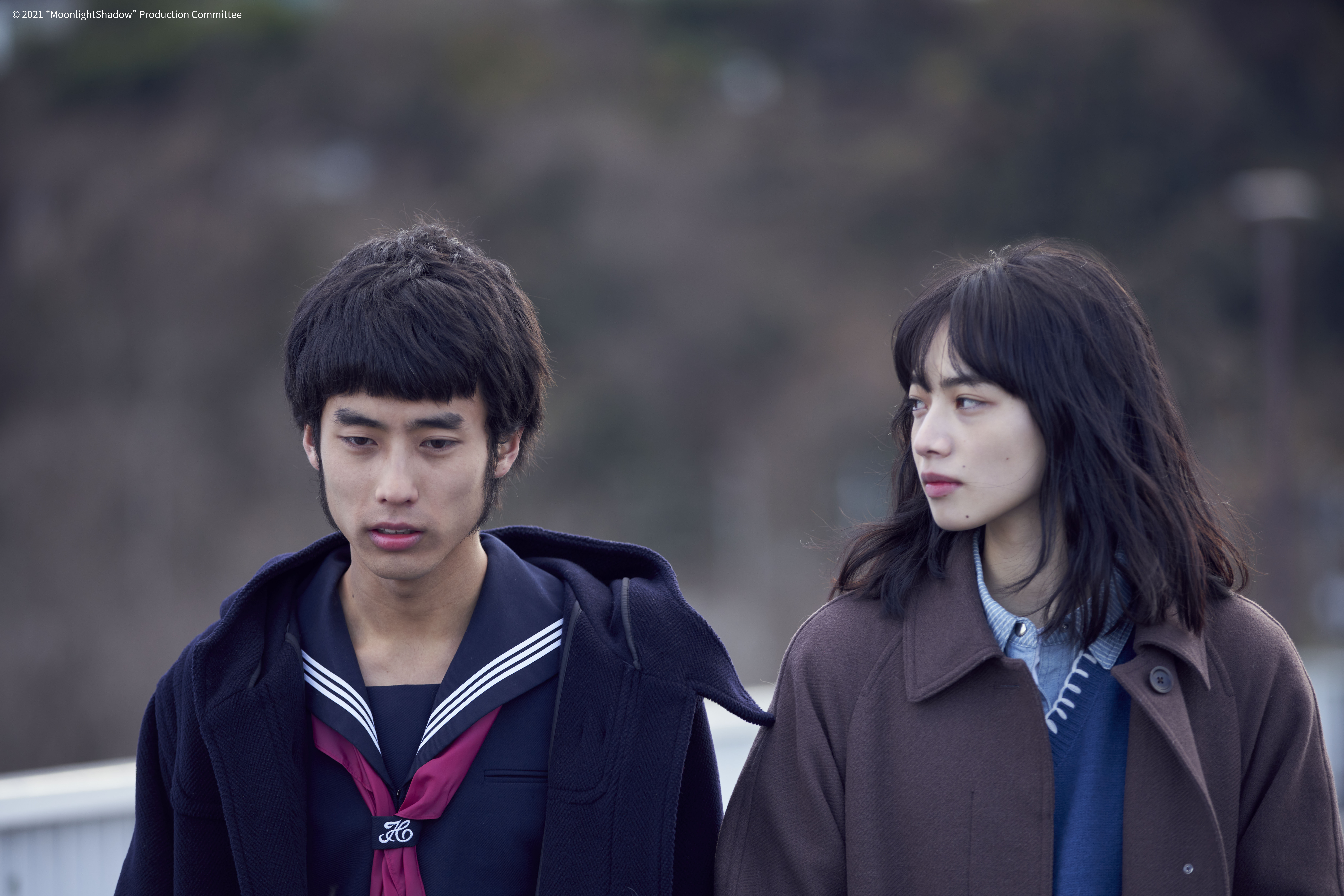 小松菜奈（右）與佐藤緋美（左）在《月影》同時失去摯愛，互相撫慰並尋找忘記傷痛的方法。（可樂電影提供）