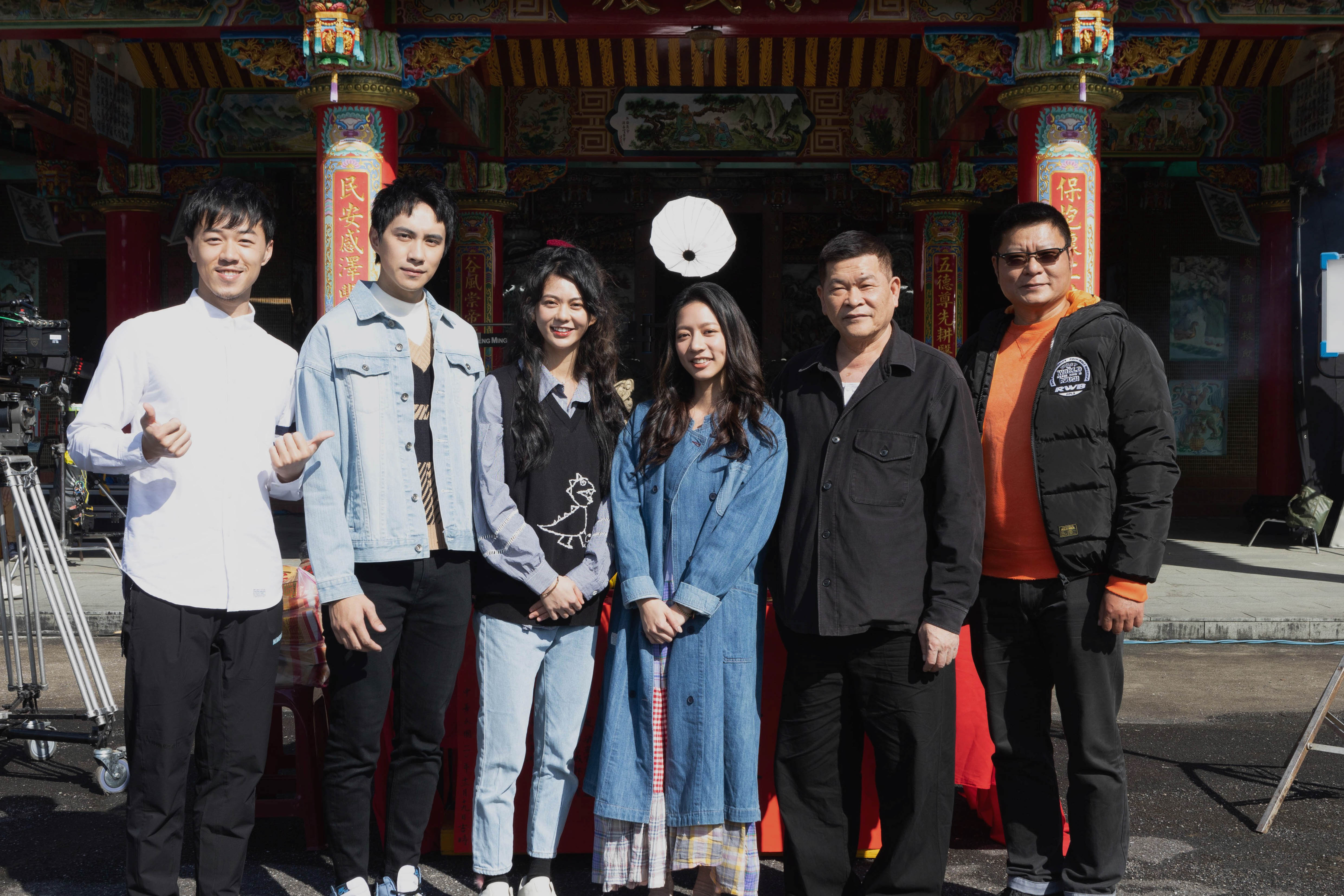 游書庭、潘君侖、白癡公主、陳妤、澎恰恰及陳文山一起出席《鬼天廈》開鏡。（華映提供）