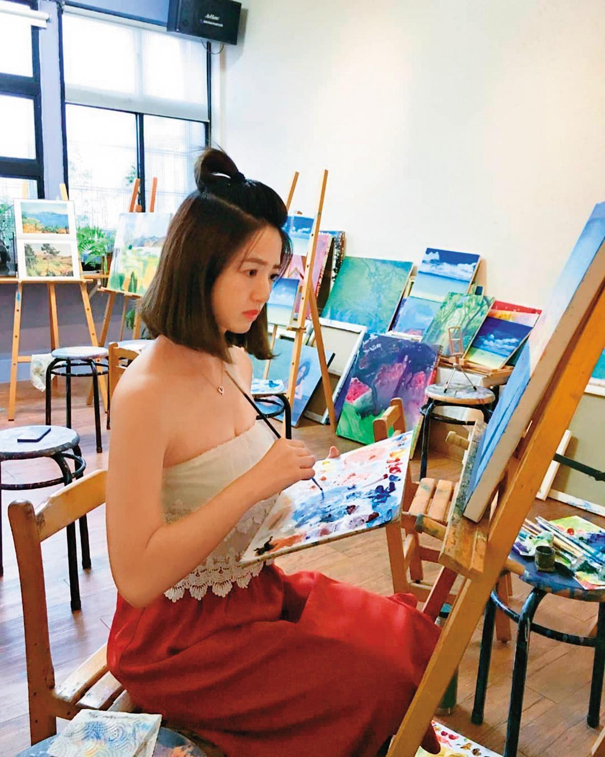臧芮軒私下多才多藝，對油畫相當有興趣。