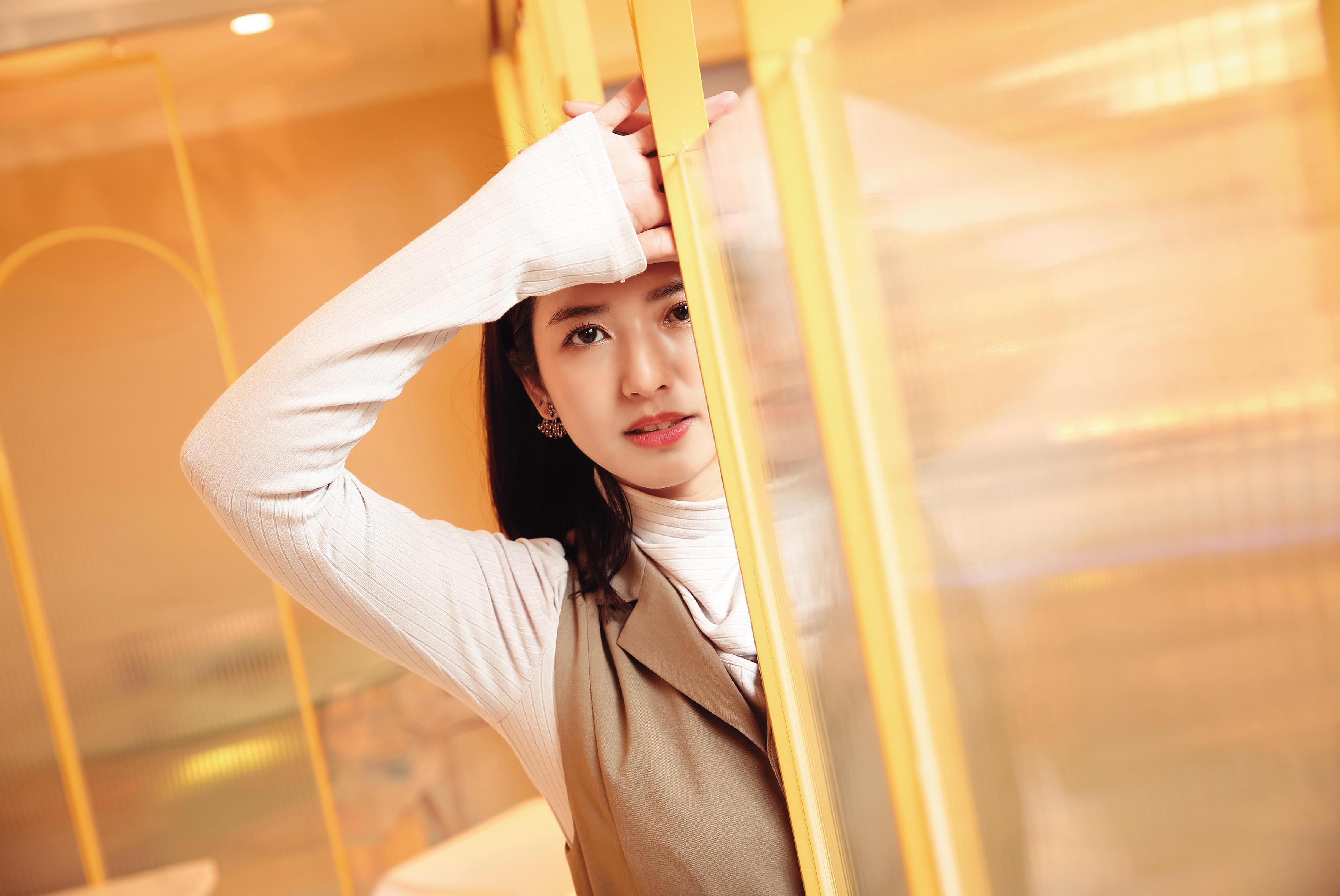 臧芮軒從氣象主播跨行主持再到演戲，還斜槓成為餐廳老闆。