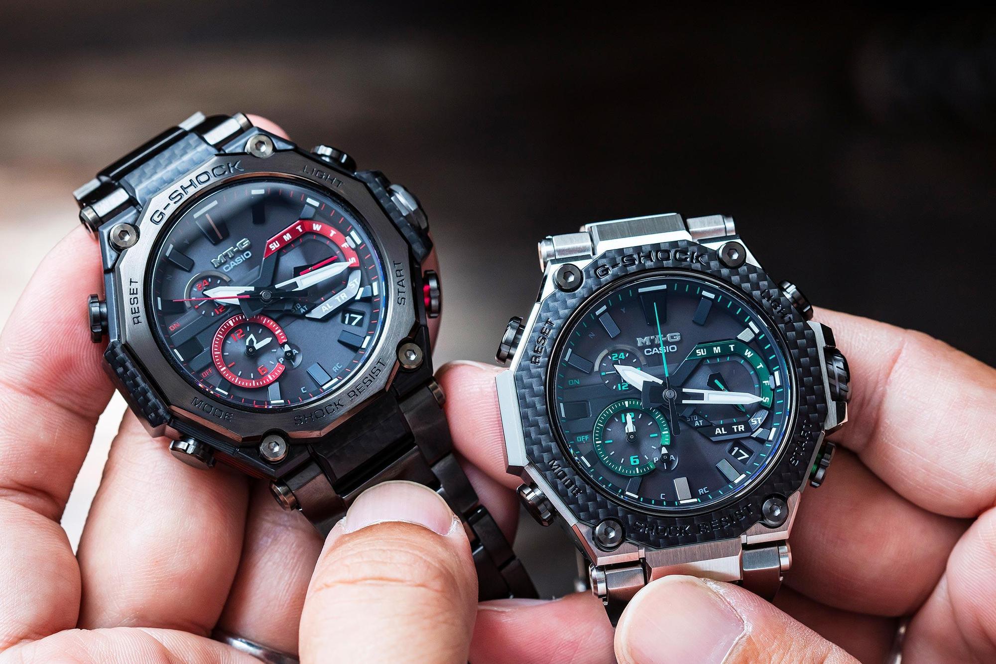 G-SHOCK把碳纖維再次導入使用在MT-G系列上,除了這次試戴的款式外,另外兩款則是MTG-B2000YBD-1A(左)、MTG-B2000XD-1A(右),顏色、碳纖維材質使用的位置各有不同。