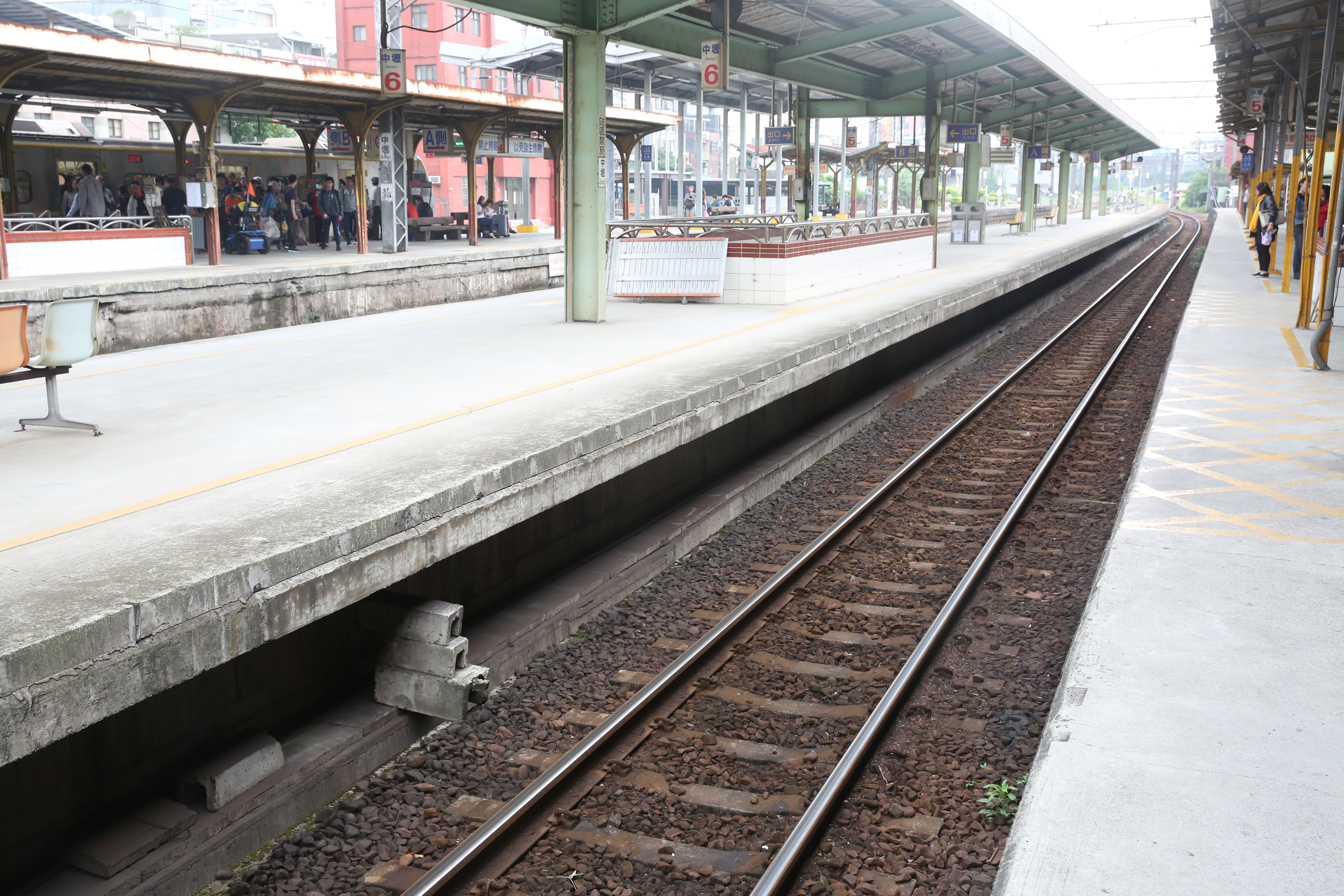 台鐵自138次強號列車，在花壇車站撞上掉落軌道的旅客，員林-彰化段路線部分受阻。（示意圖）