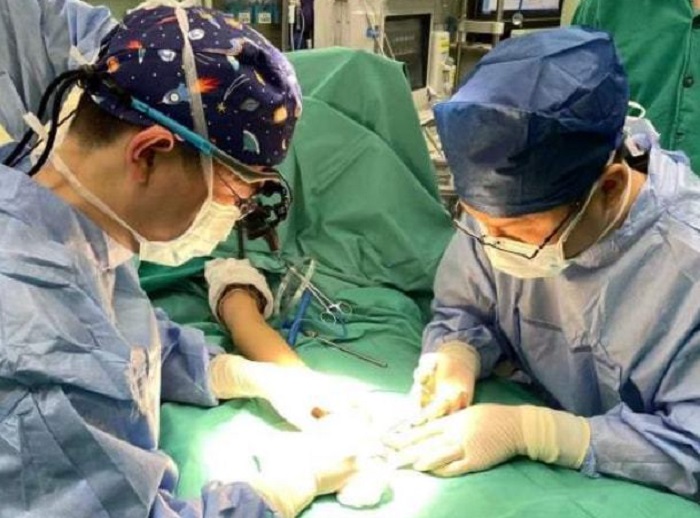 骨科醫師們經過13個小時手術,才替女子完成重建。(翻攝網易)