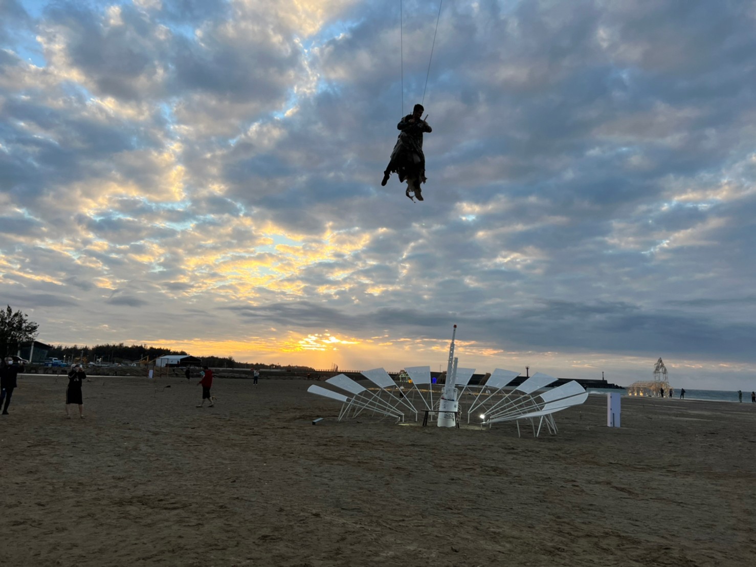 高空馬戲結合現場藝術品，氣勢非常震撼。（落山風藝術季提供）