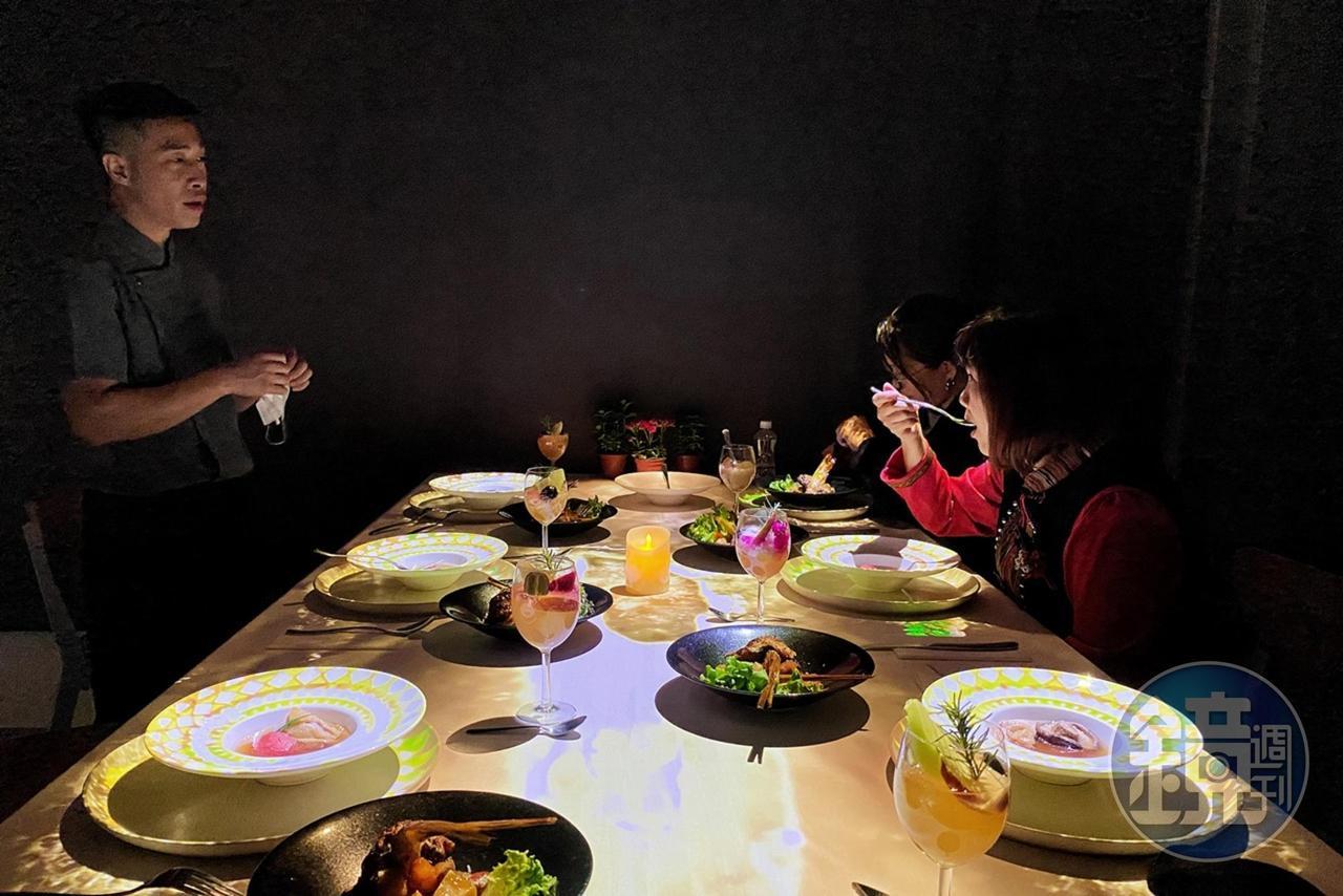利用光雕投影創造的用餐方式，讓遊客不只味蕾得到刺激，視覺上也充滿動感。