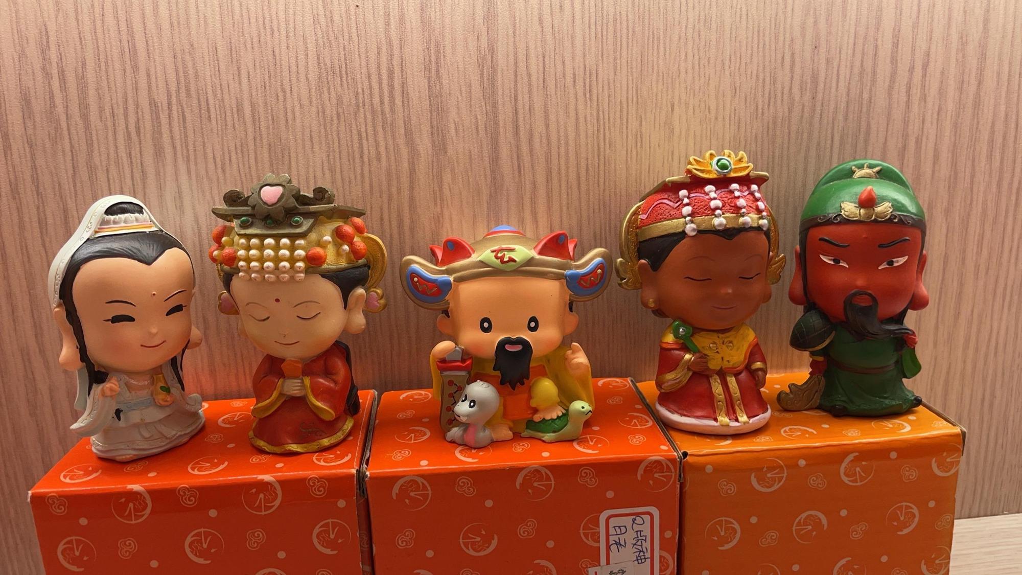 家大院供奉七尊媽祖，因此精心設計公仔等相關商品，期盼引起信眾更多共鳴及回響。（姜太公道場提供）