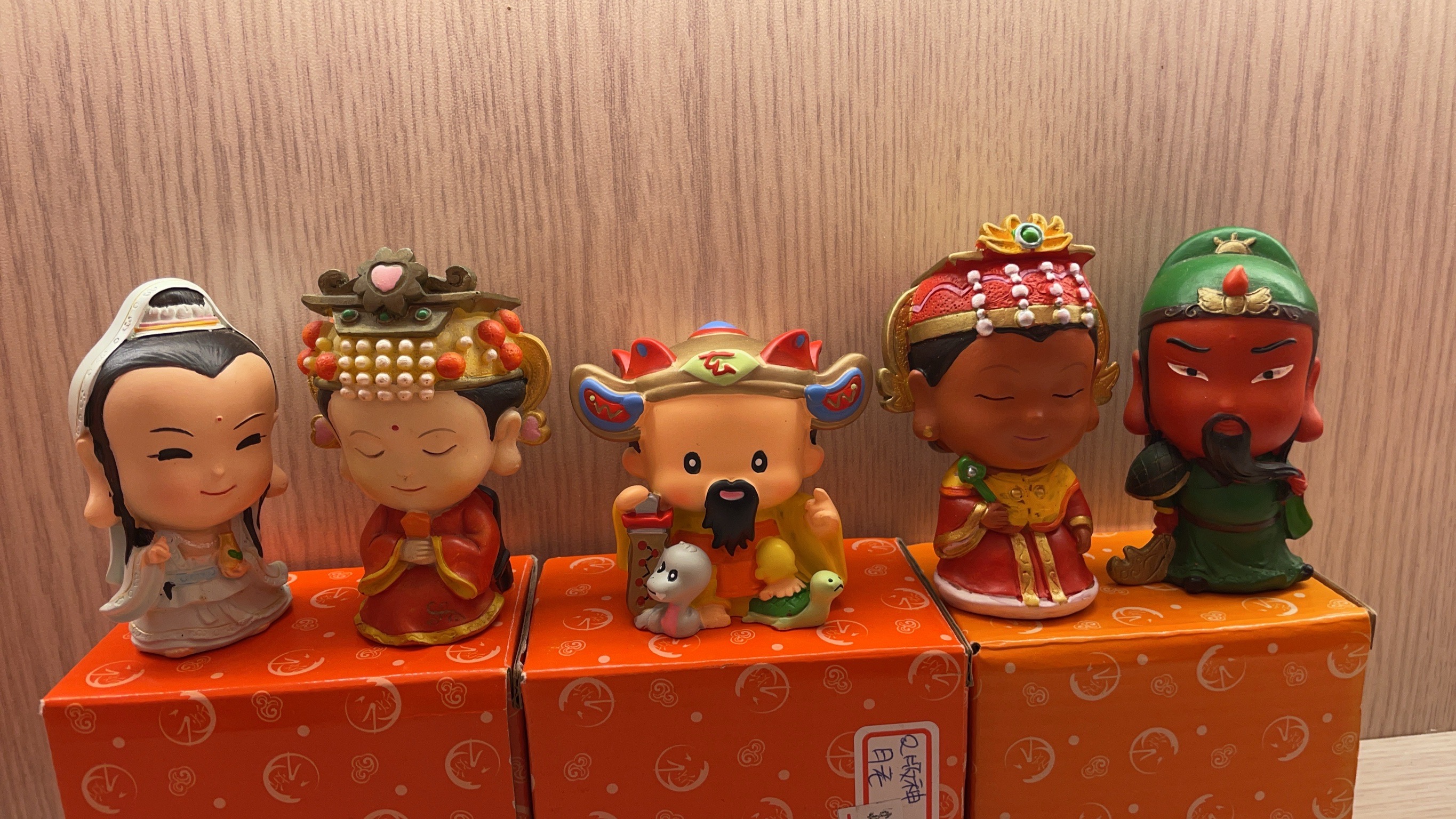 家大院供奉七尊媽祖，因此精心設計公仔等相關商品，期盼引起信眾更多共鳴及回響。（姜太公道場提供）