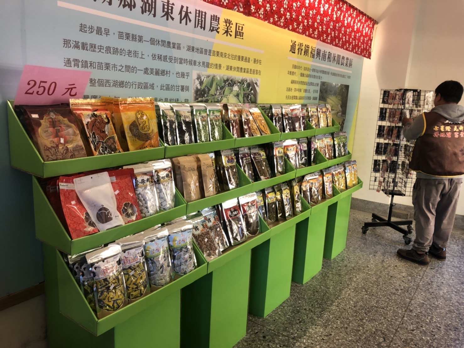 客家大院為全台最大宗教文化旅遊園區，針對各神明提供特色供品，除方便信眾買來參拜，亦可帶回家當伴手禮吃平安！（姜太公道場提供）