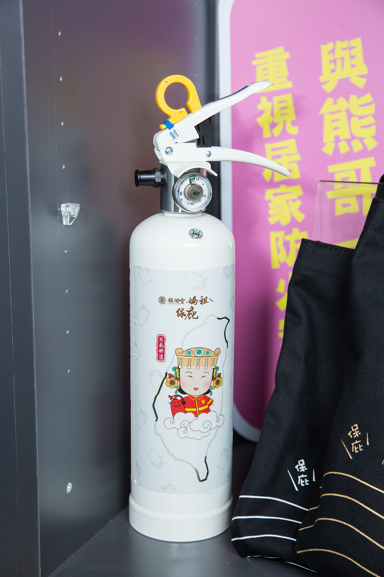 正德防火工業與鎮瀾宮聯名的強化液滅火器，吸引不少媽祖信徒選購。（3,300元／支）