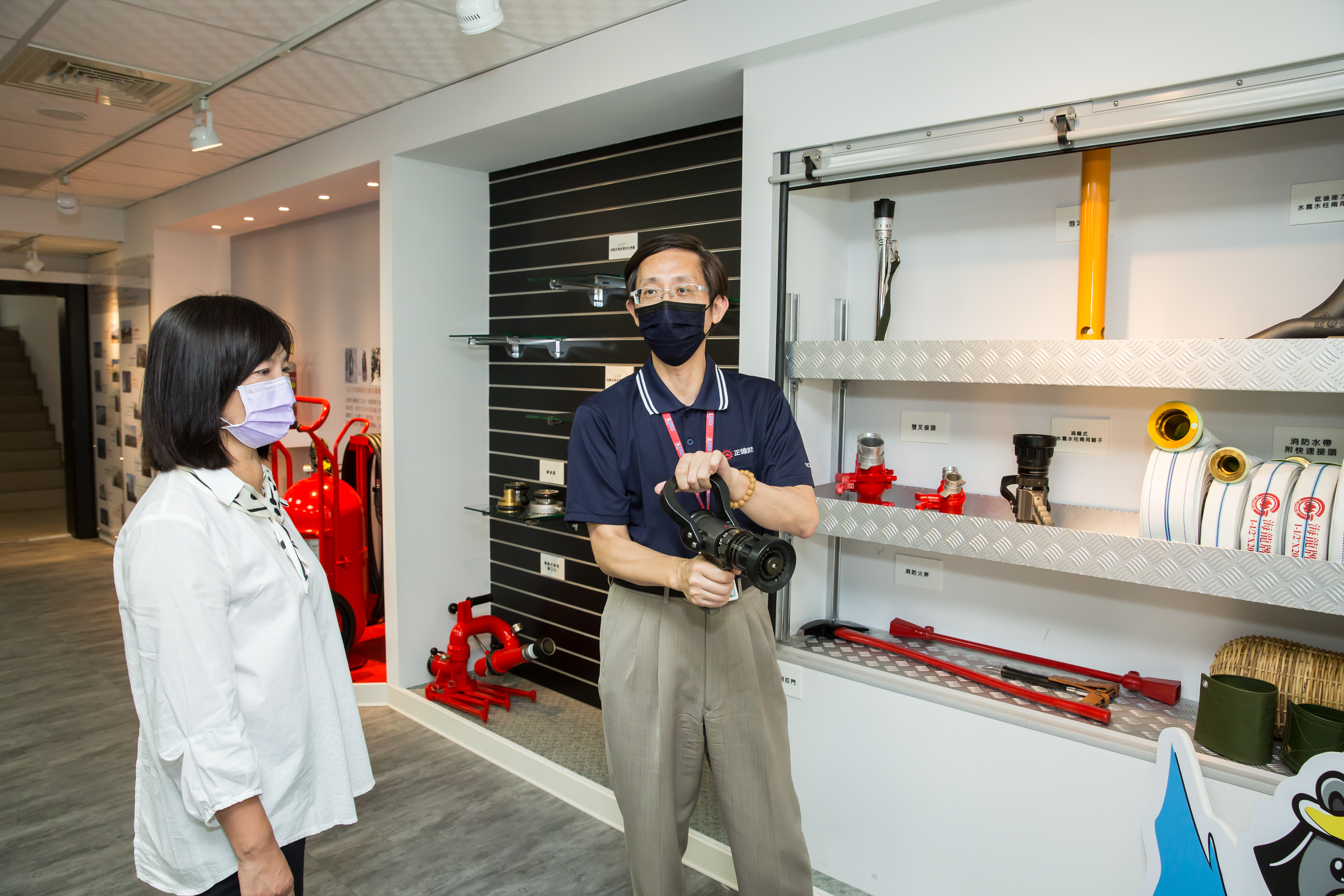 郭貴蓉（左）接班後，總經理翁林泱（右）幫她許多忙。