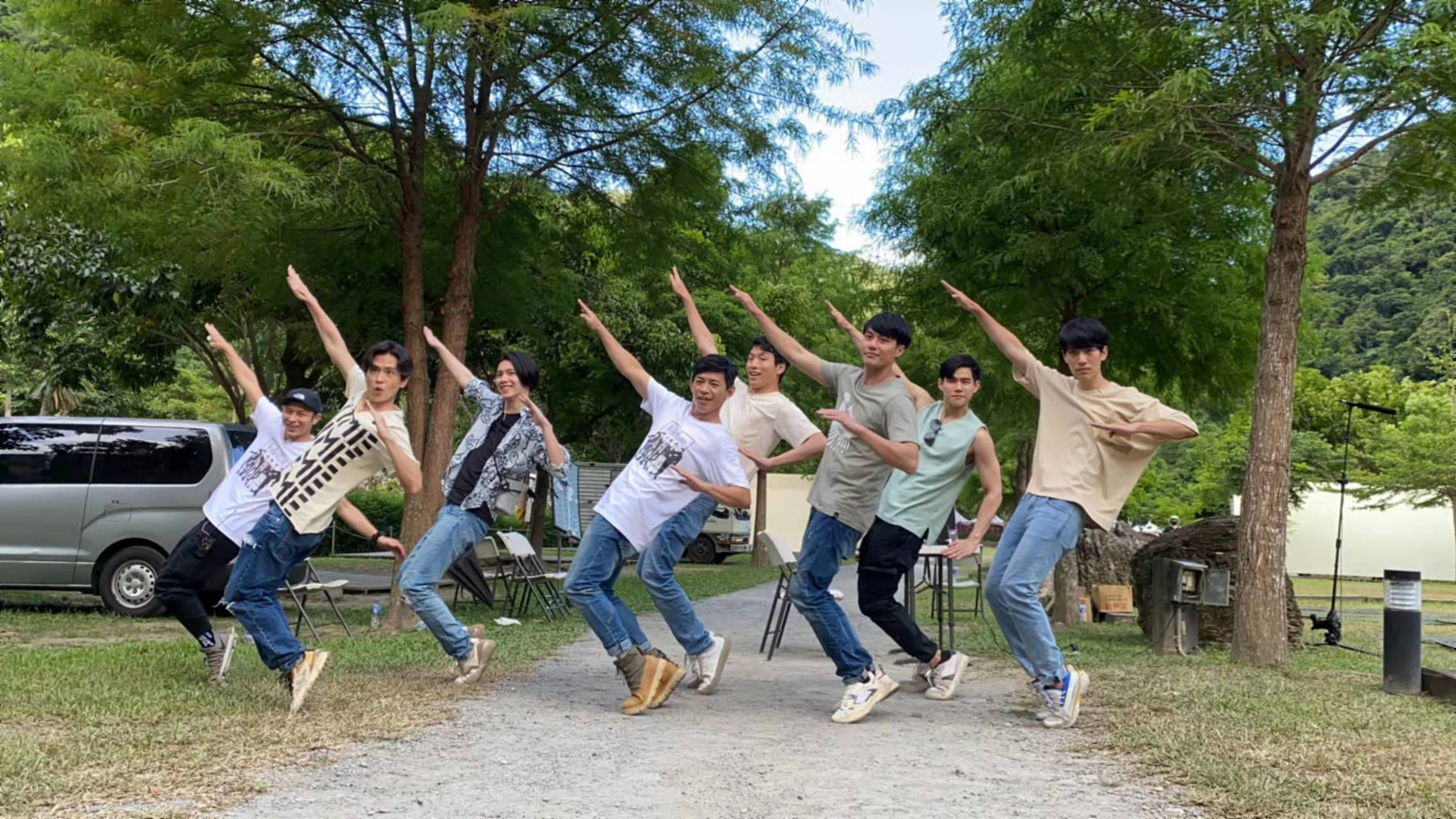 《微波爐男孩的假期》WBL影集導演姜瑞智（左4）驚喜現身露營場，左起為影集攝影師瑞克、演員石知田、楊宇騰YU、羅德弘、張睿家、李齊、林子閎。（WeTV、結果娛樂提供）