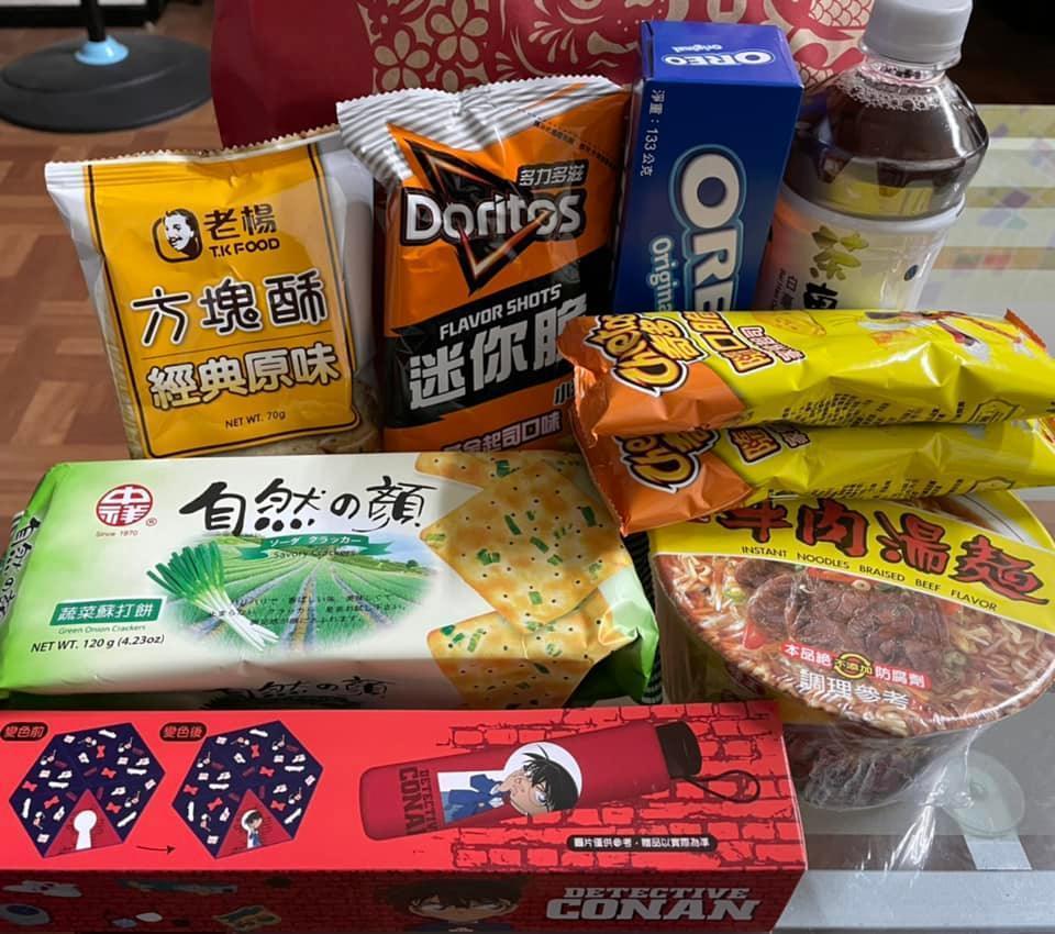 各家便利超商紛紛推出福袋，網友在臉書社團分享自己的抽獎的戰利品。（翻攝臉書社團「7-11全家 各超商新品資訊共享」）