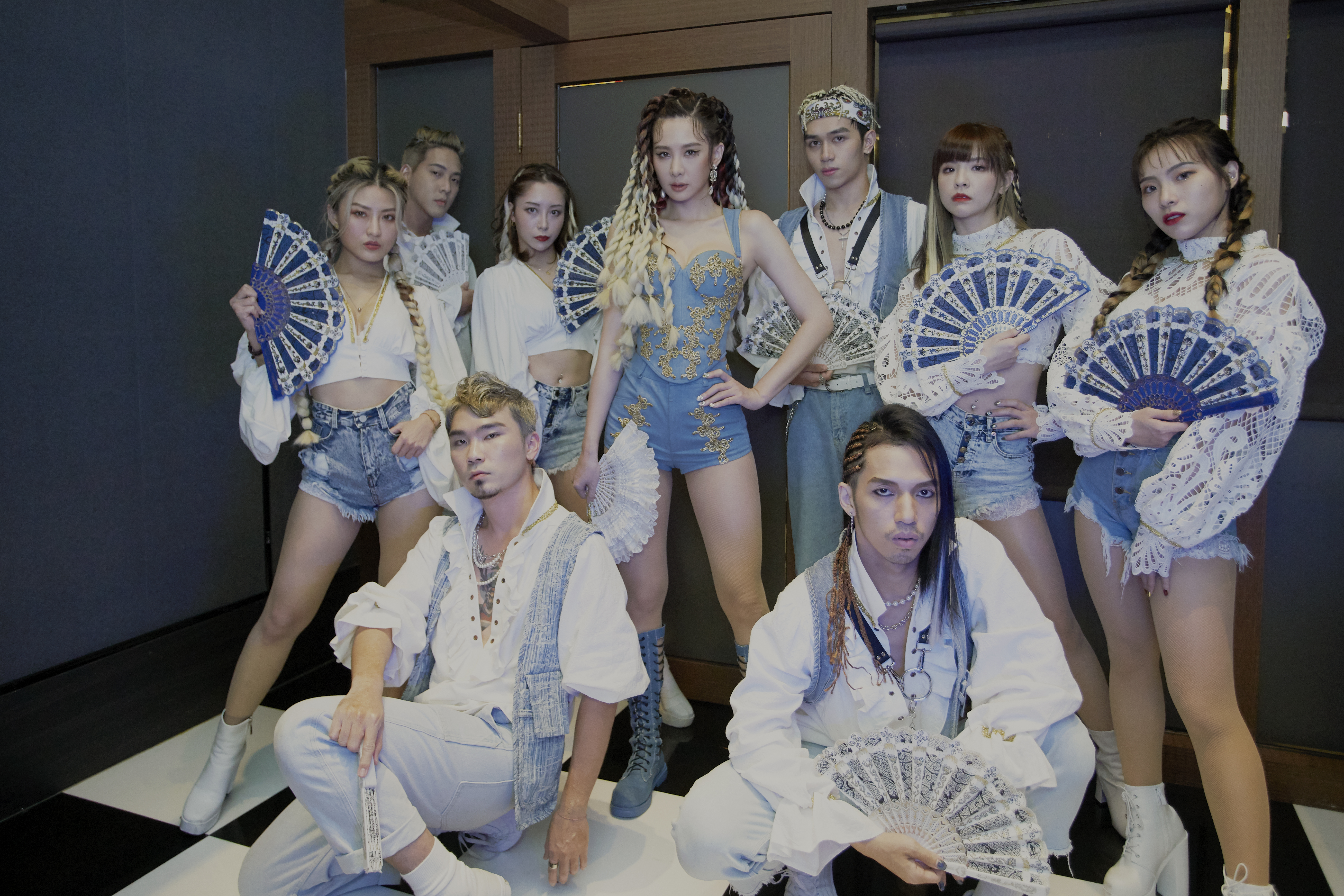 安心亞今年帶著8名舞者，以60萬打造的的「巴洛克妖姬」上高雄跨年舞台。（百鴻揚提供）