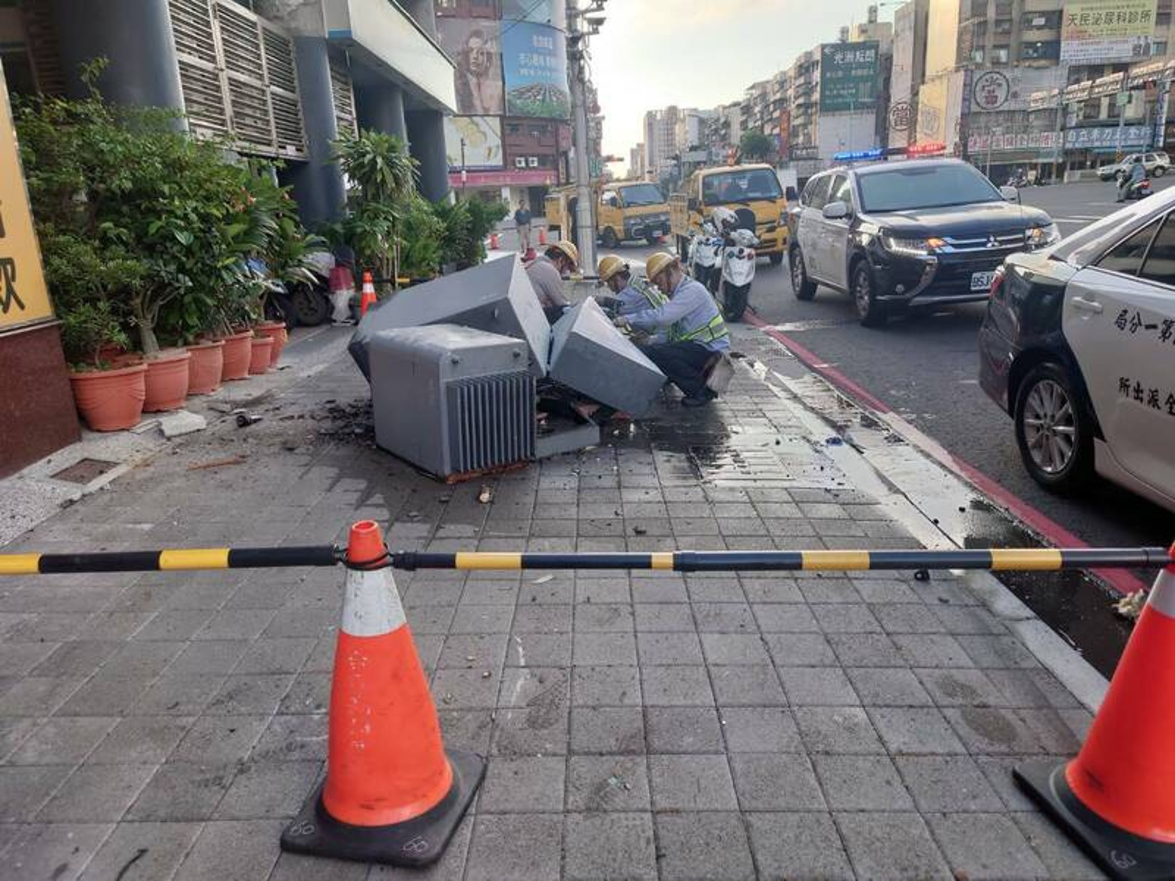 高雄市三民區今上午傳出停電,台電人員也緊急趕往現場搶修。(台電高雄區處提供)