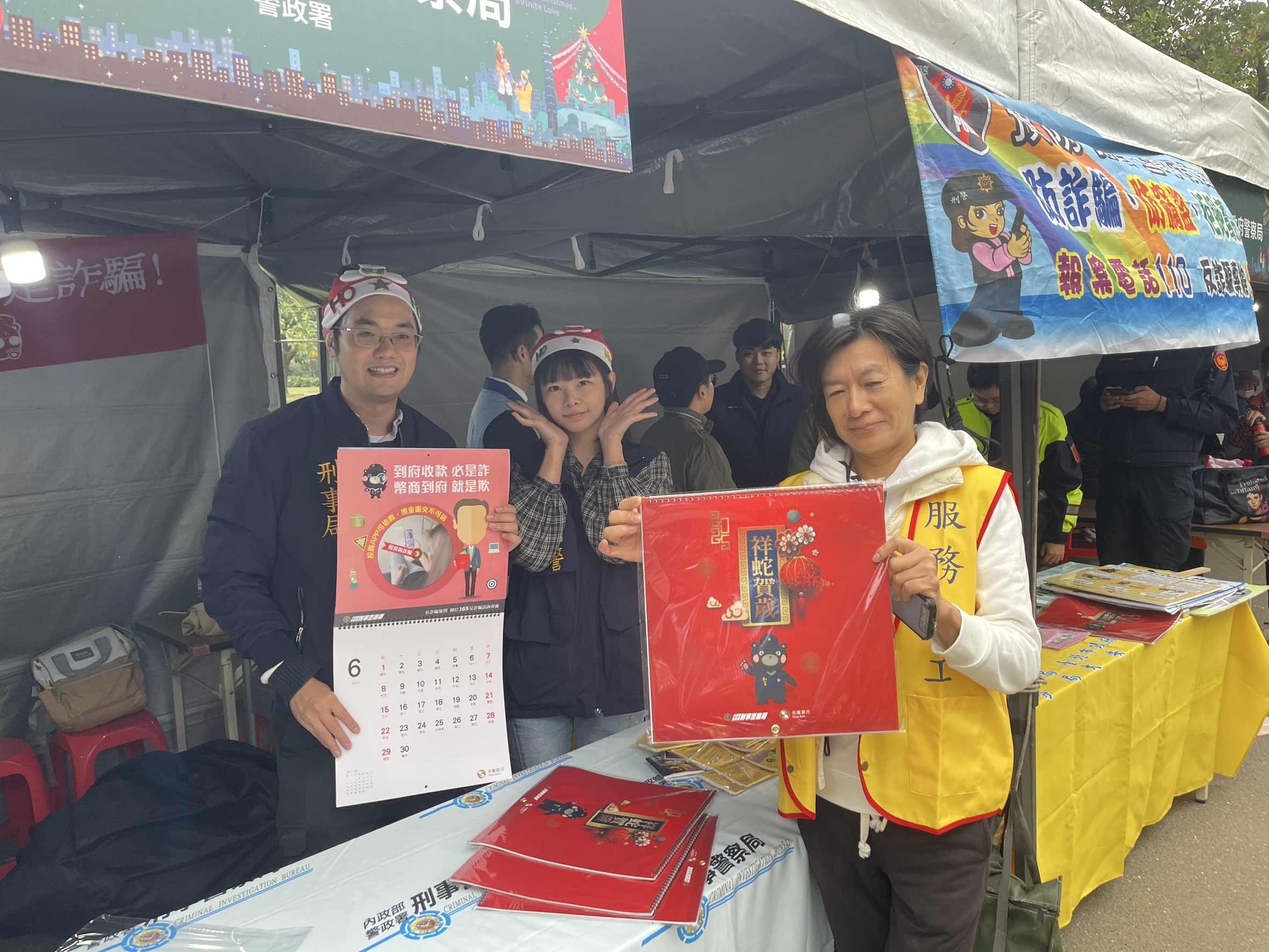 員警們頭戴耶誕頭飾,於大安森林公園健走踩街,與民眾報佳音、發送耶誕小禮物。(刑事局提供)