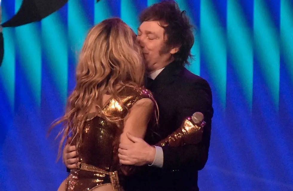 阿根廷總統「小王上位」捧場明星女友,當眾激情喇舌全場高潮了。(翻自lavoz.com.ar)