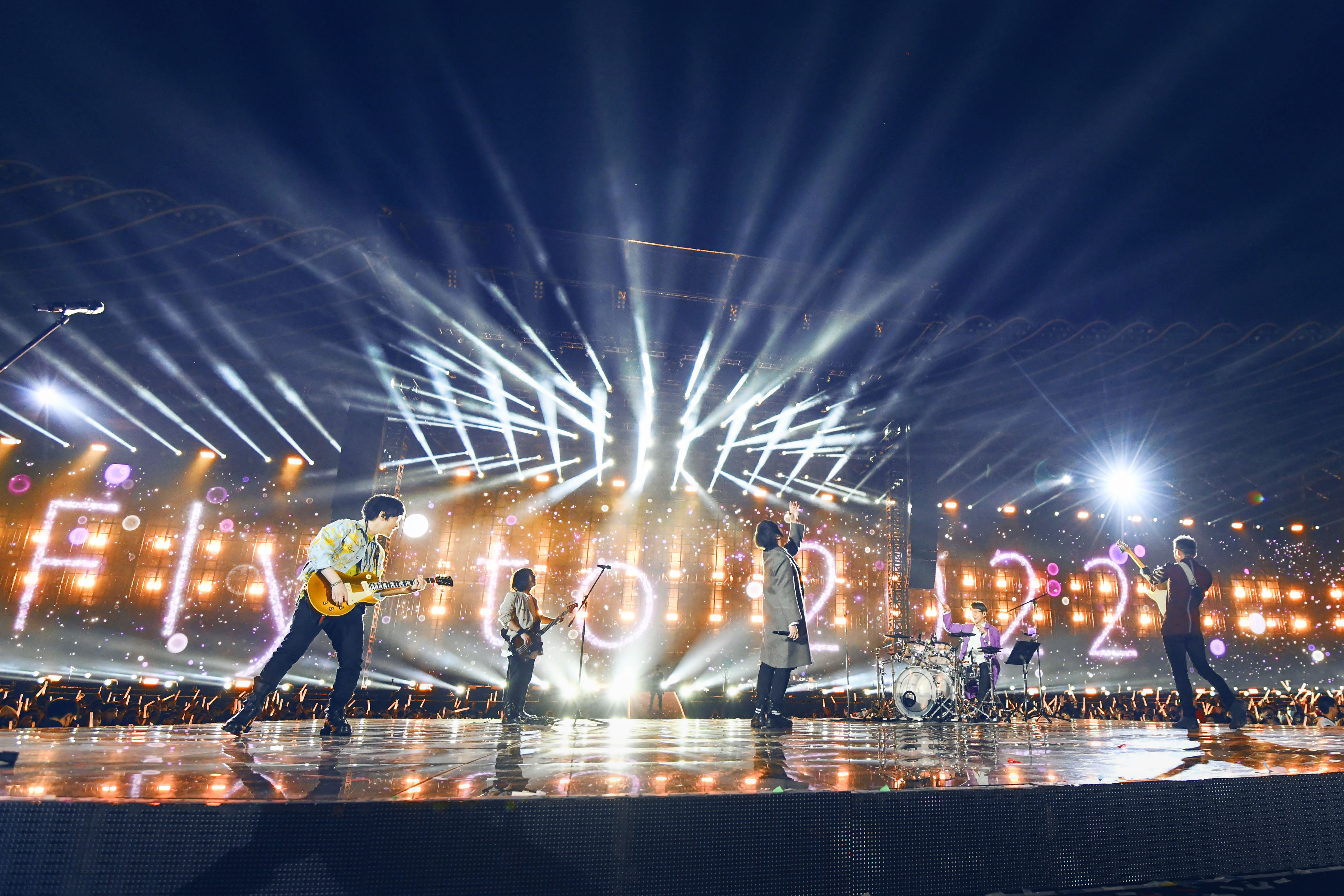 五月天跨年演唱會傳出工作人員摔落舞台意外。（相信音樂）