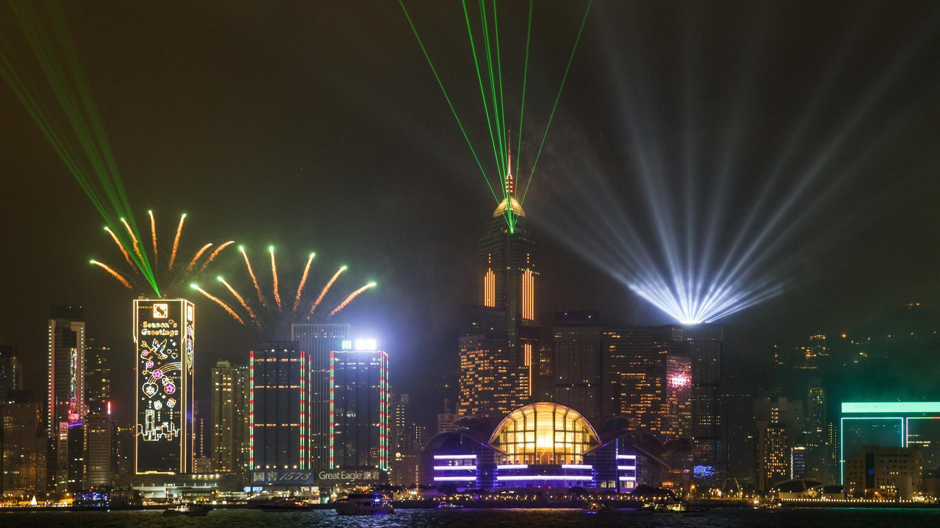 每年在香港維多利亞港上演的跨年倒數「幻彩詠香江」燈光音樂匯演，總是以得天獨厚的港灣天際線與多棟摩天大樓一起施放的煙火，吸引全世界遊客的目光。（香港旅遊發展局提供）