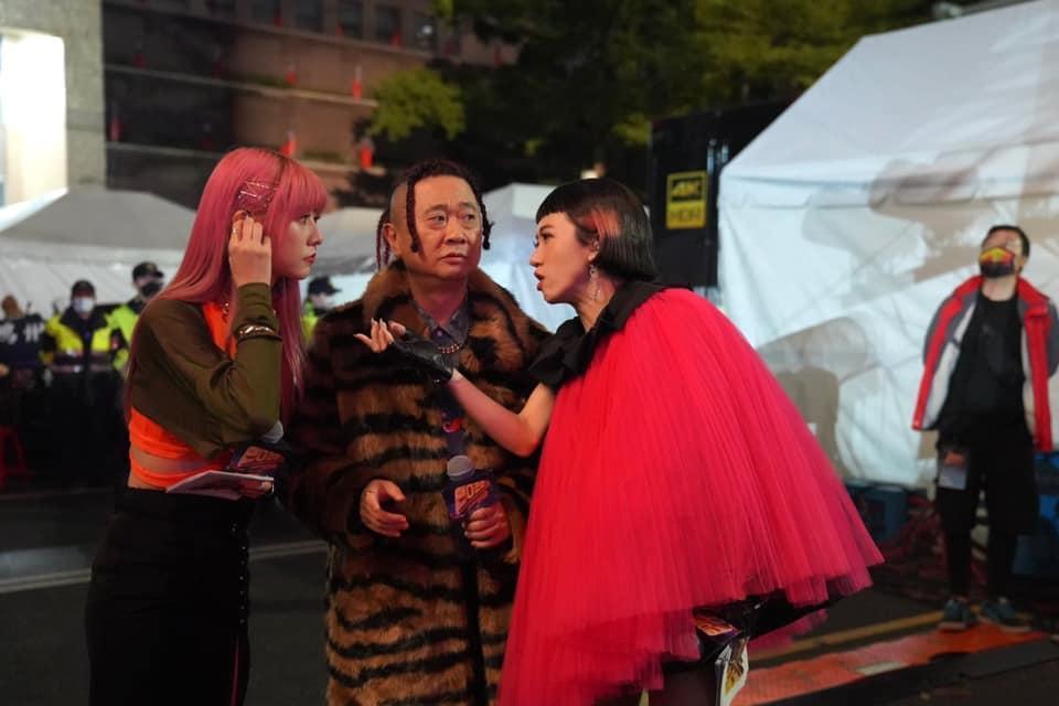 Lulu(右起)上台前與邰智源、阿部瑪利亞溝通,她表示「上台前都是這樣」。(翻攝自Lulu臉書)