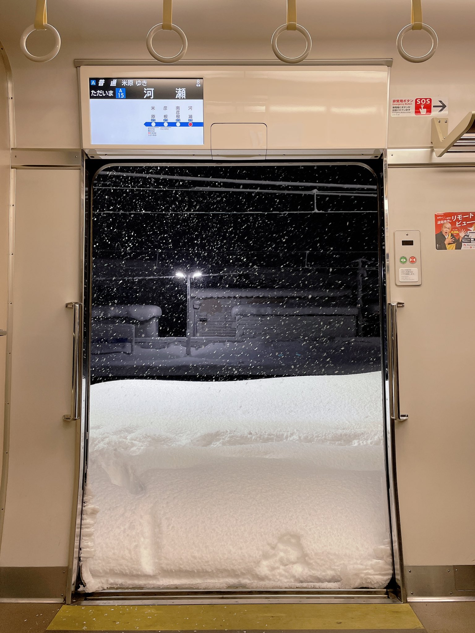 日本近日暴雪，多地都出現超厚積雪景象。（翻攝自推特）