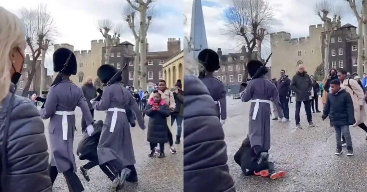 英國皇家衛兵直接撞倒並跨越擋道的男童，引發熱議。（翻攝自抖音@user7312510220627）
