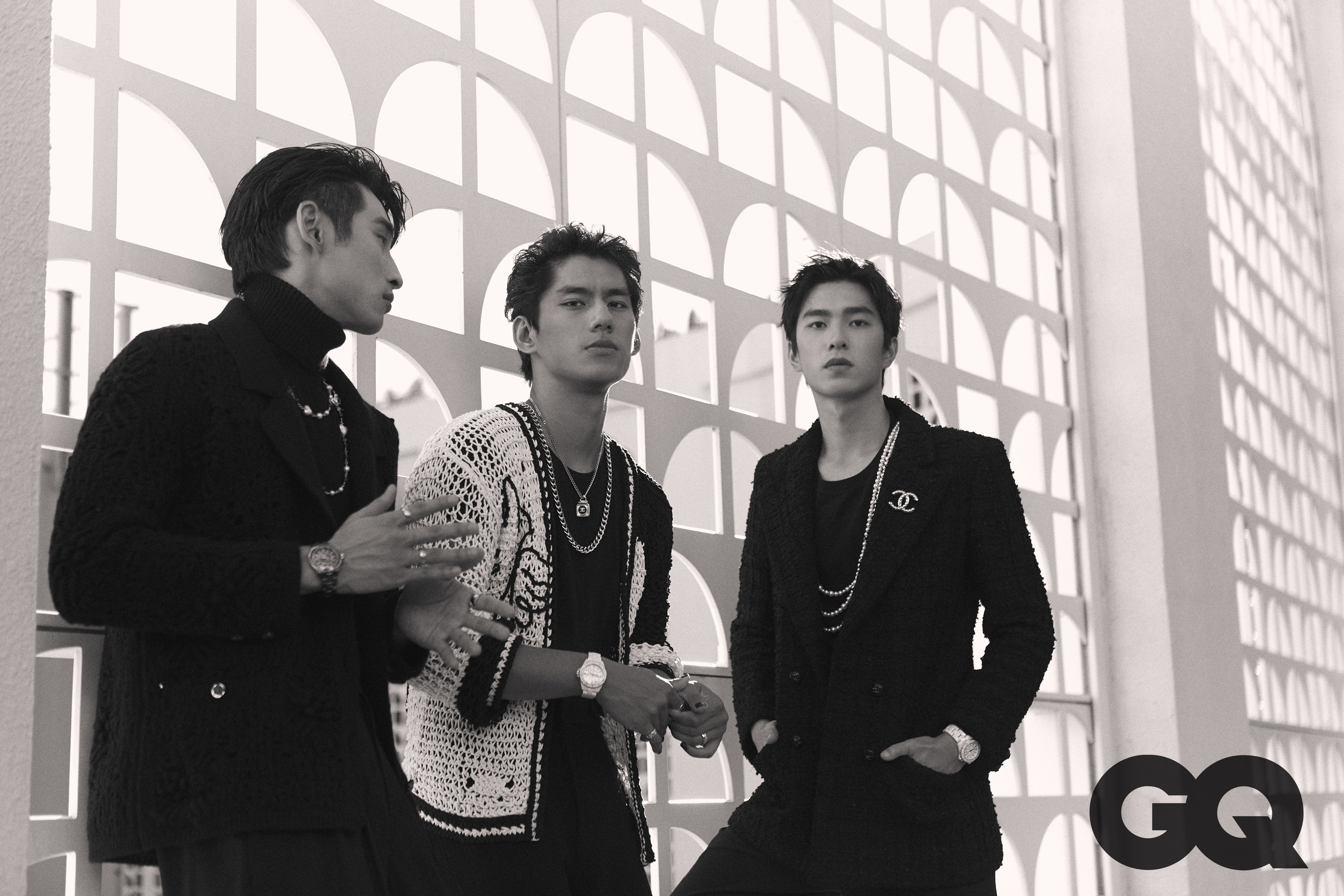 曾敬驊（右）、朱軒洋（左）、章廣辰（中）登上《GQ》296期封面，3人穿戴香奈兒服飾與高級珠寶配件。（《GQ》國際中文版提供）