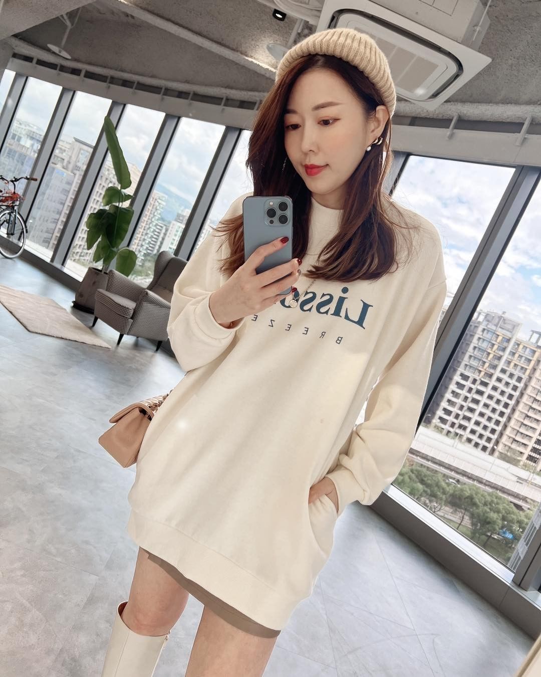 唯品風尚集團CEO、Wstyle創辦人周品均表示:「我們的人生,會過成什麼樣子, 都來自於我們一路上的『選擇』。所以從來就只有自己能對自己負責,早點認清這件事,比什麼都重要。」(翻攝自周品均IG)
