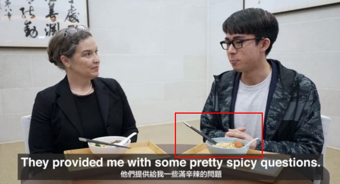 阿滴訪問AIT處長孫曉雅時，因筷子的擺法意外惹議。（翻攝自Dcard）