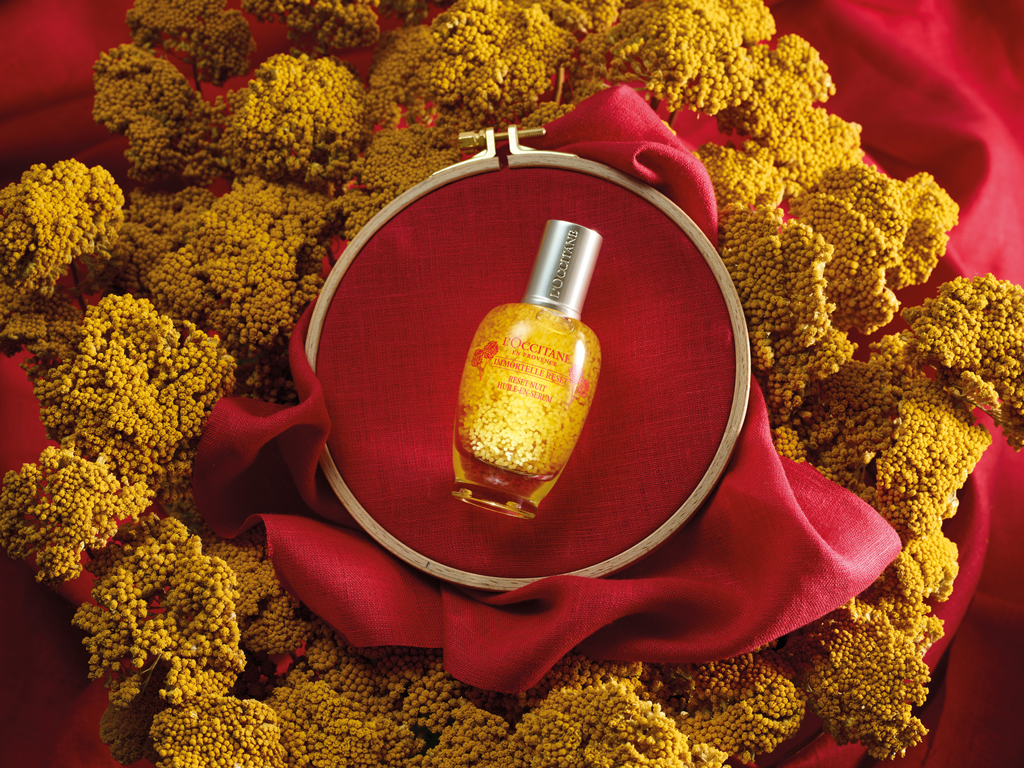 L’OCCITANE在2022新年期間，為經典的星光瓶與乳油木護手霜換上華麗的金色限定包裝，每日的保養時刻，就能感覺到好運滿盈！（L’OCCITANE提供）