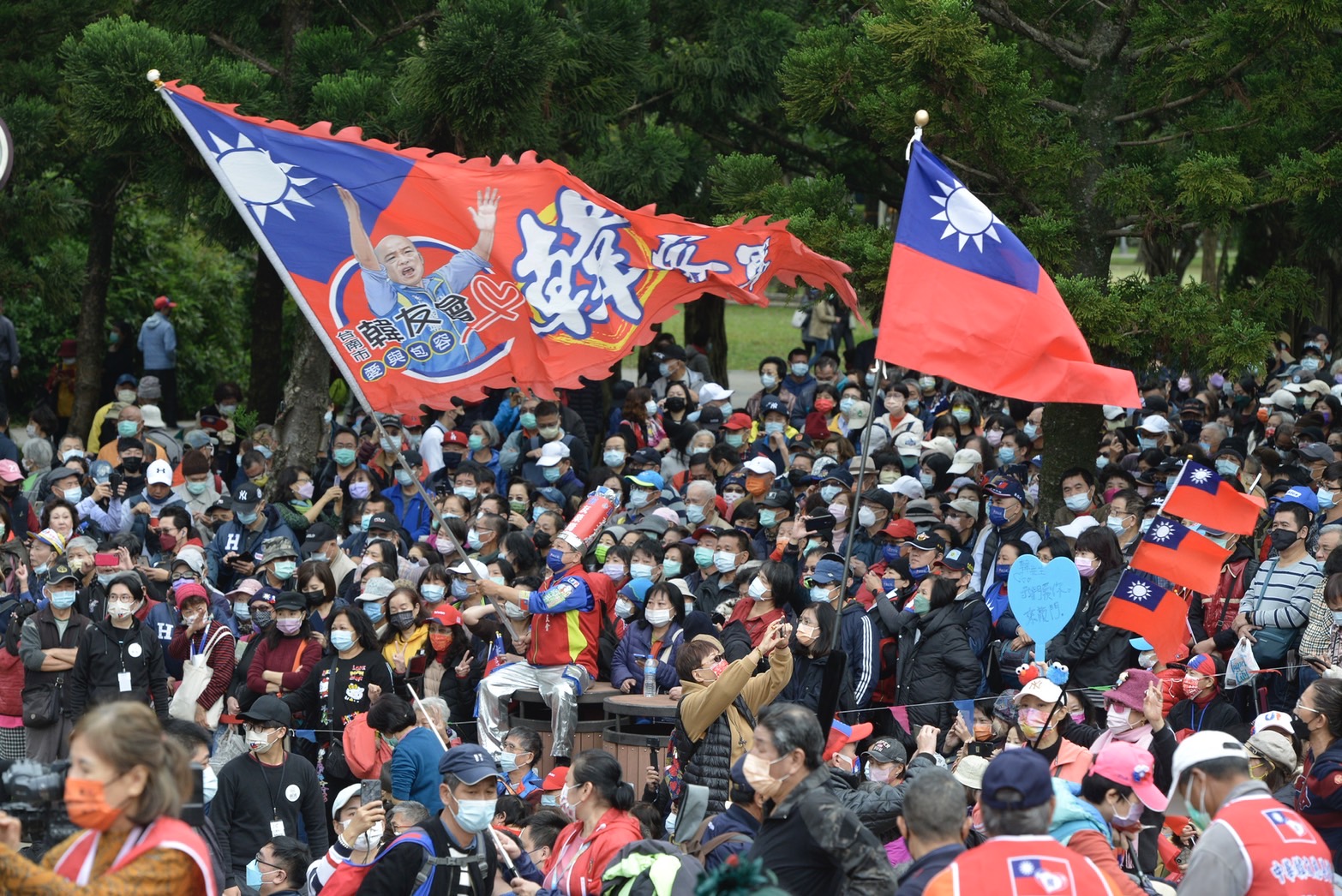 前高雄市長韓國瑜2日在台北市大安森林公園舉辦新書見面會，湧入成千上萬名支持者響應。