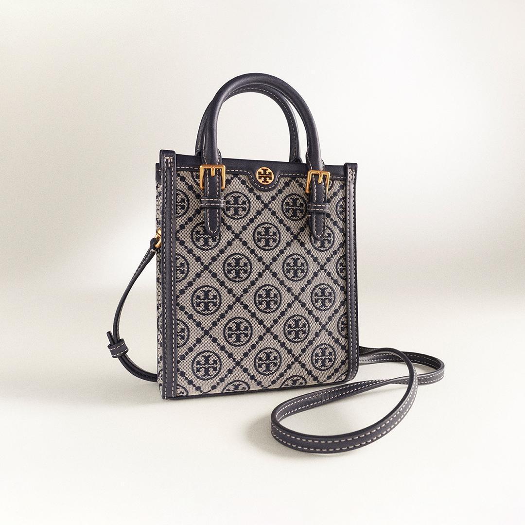 海軍藍T Monogram 直式迷你托特包  NT$18,900 Tory Burch。（Tory Burch提供）