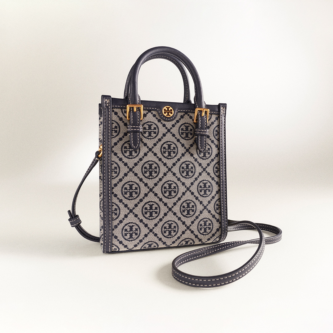 海軍藍T Monogram 直式迷你托特包  NT$18,900 Tory Burch。（Tory Burch提供）