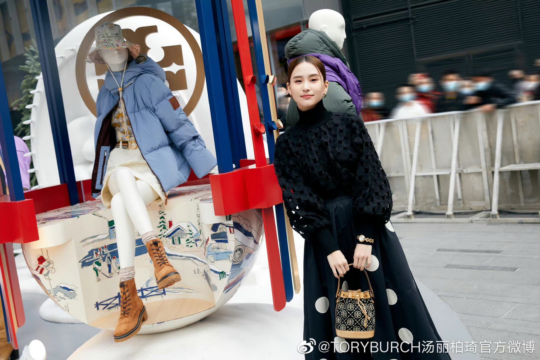 何超蓮身穿簍空圓點高領澎袖上衣 NT$29,900、復古圓點澎裙 NT$38,900、T monogram 黑色堤花水桶包 NT$23,900 Tory Burch。（Tory Burch提供）