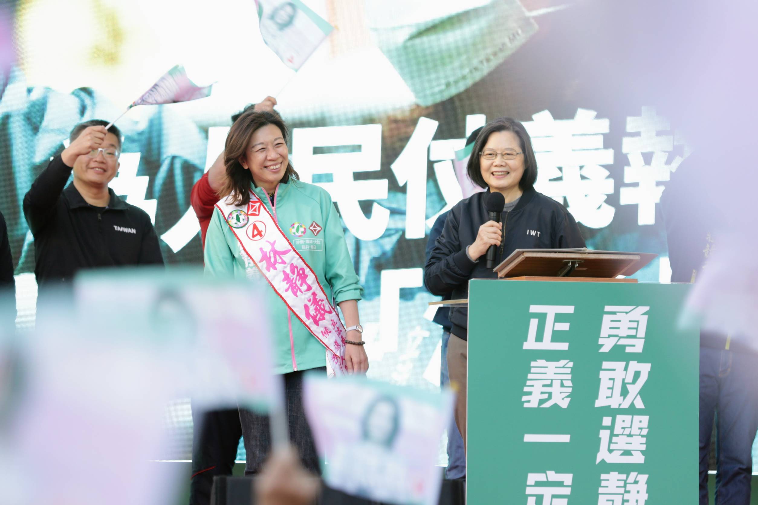 總統蔡英文（右）今赴台中為林靜儀站台。