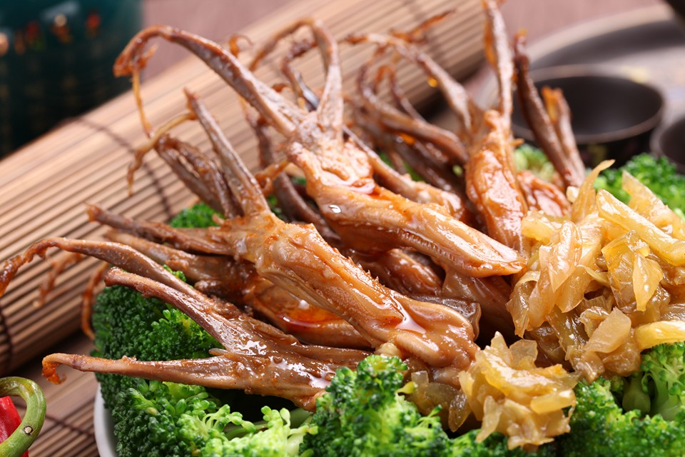 位在台北市大同區的百年滷味店，昨誤開了一張金額高達85萬的天價發票。（翻攝自小春樓臉書）