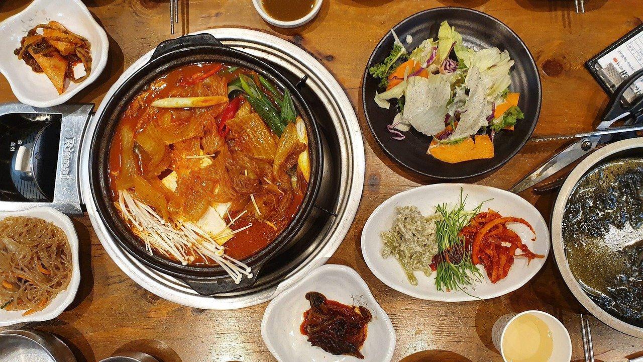 網友分享自己的姊姊到韓國跟男友跨年，卻因為「端碗扒飯」惹怒對方媽媽。（示意圖，Pixabay）