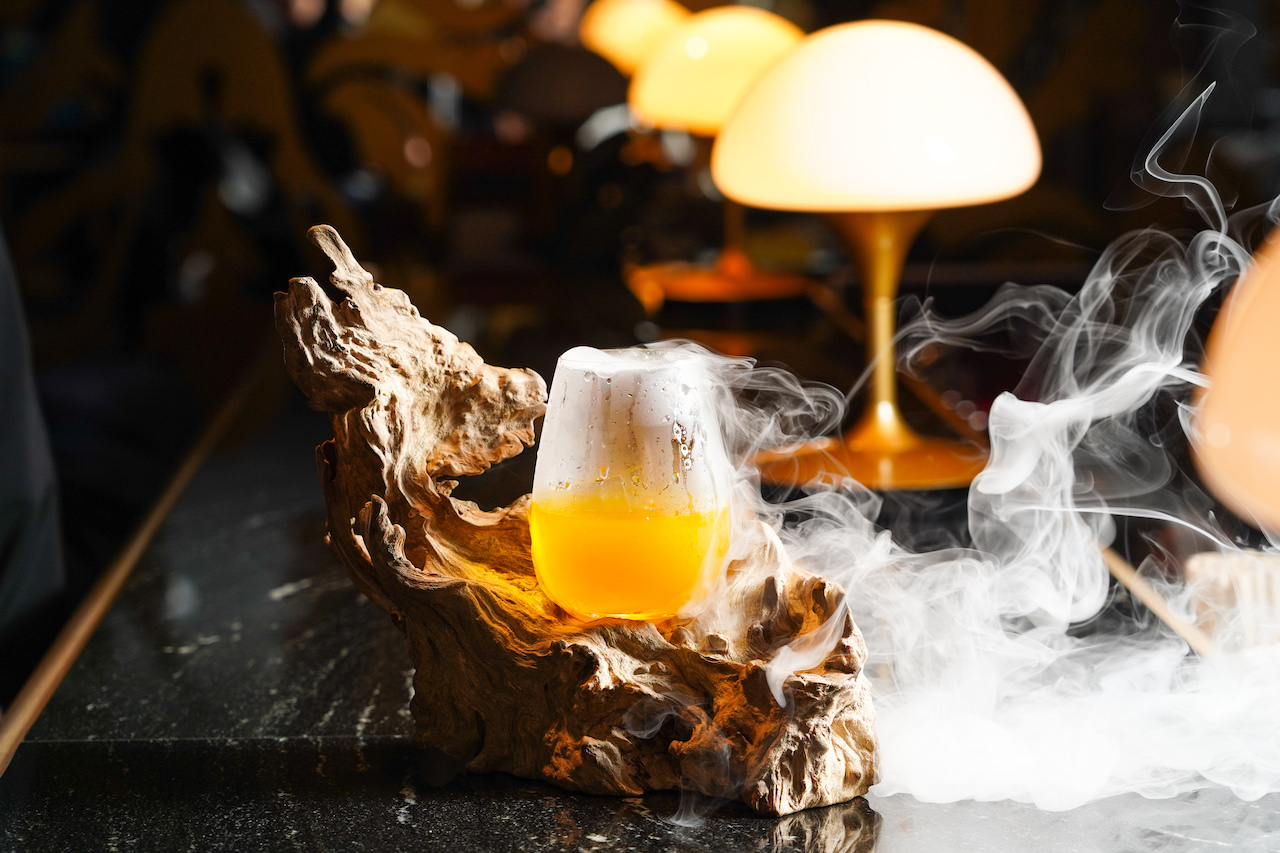 煙霧繚繞的「木」主調為辛香木質感，適合搭配帶香料感的燉烤料理。（350元／杯）