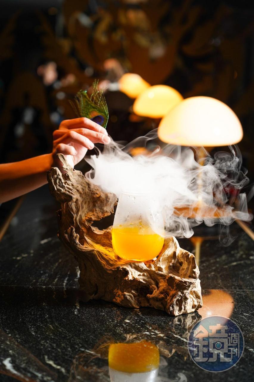 煙霧繚繞的調酒「木」,形味皆美,純飲或搭餐都合適。(350元/杯)