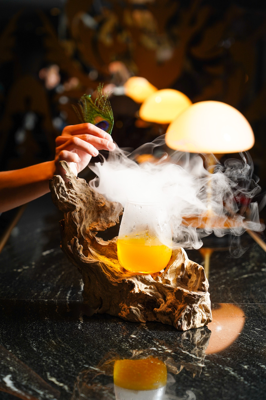 煙霧繚繞的調酒「木」,形味皆美,純飲或搭餐都合適。(350元/杯)