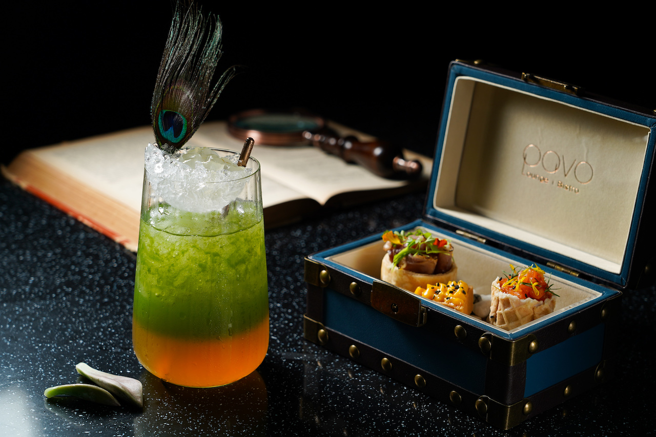 招牌餐酒組合「Pavo suitcase 帶你去旅行」，以法式小點搭配「PAVO孔雀」調酒，以百香果、石蓮花調成的草本香氣，清爽好落喉。（620元／組）
