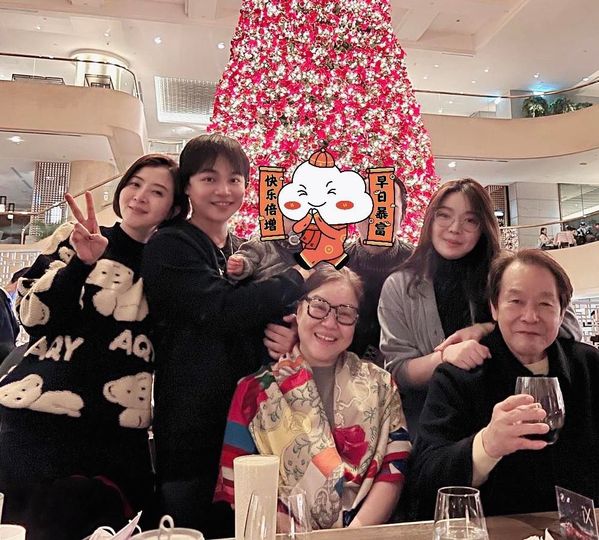 張峰奇元旦分享三代同堂畫面，寶寶的臉用貼圖遮住。 （翻攝自張峰奇臉書）