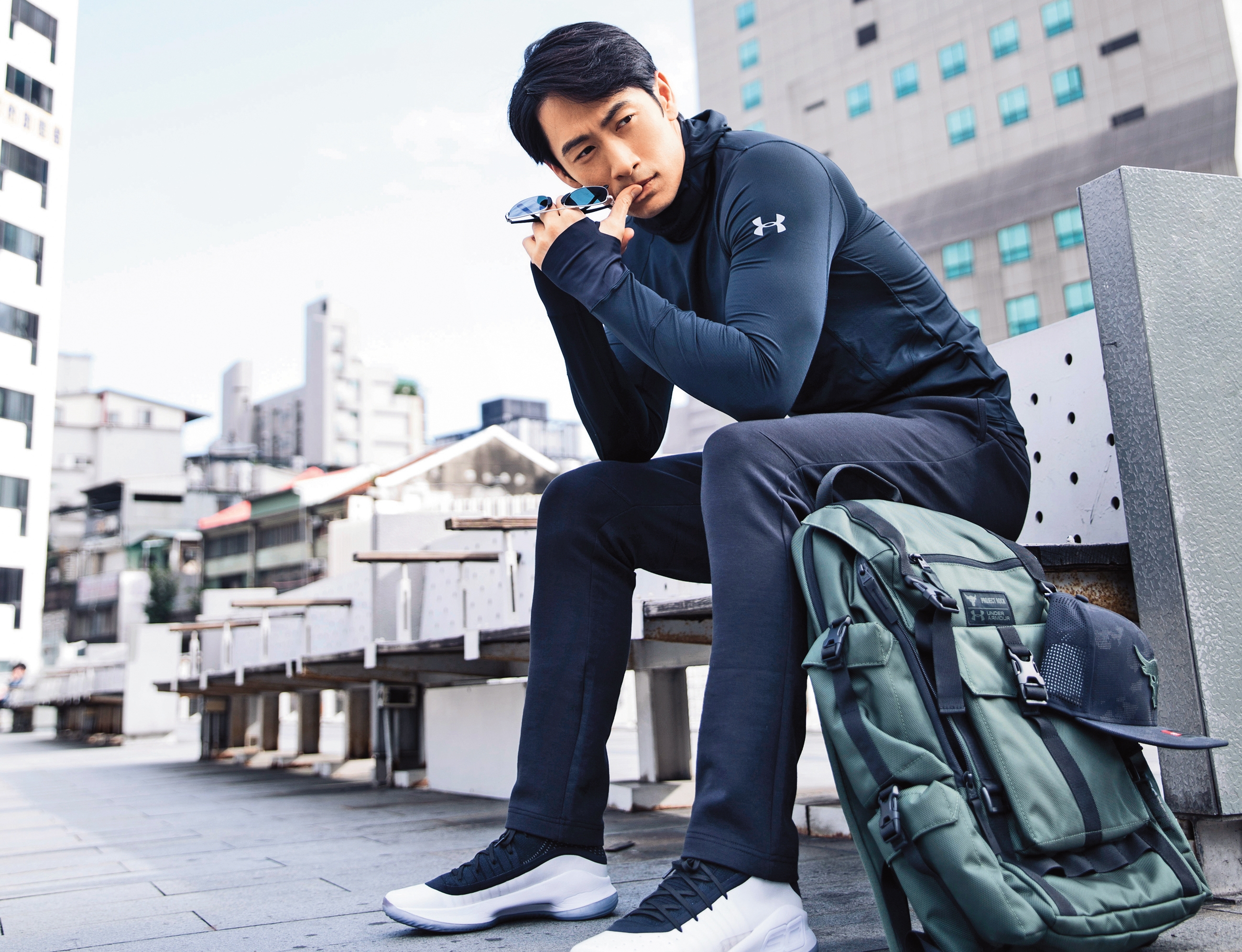 路斯明螢幕形象是硬漢，私下遇上怪事也毫不畏懼。