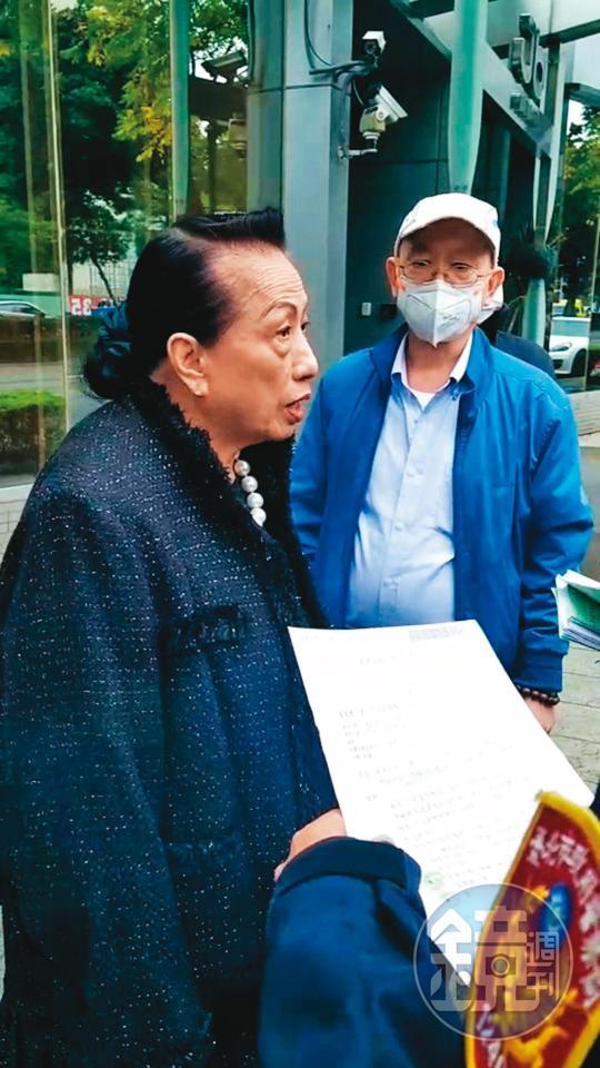 嚴許婉瑱(左)賴帳千萬元不還,法院判她敗訴定讞,法院人員日前赴嚴家藝廊準備查封她的財產。(讀者提供)